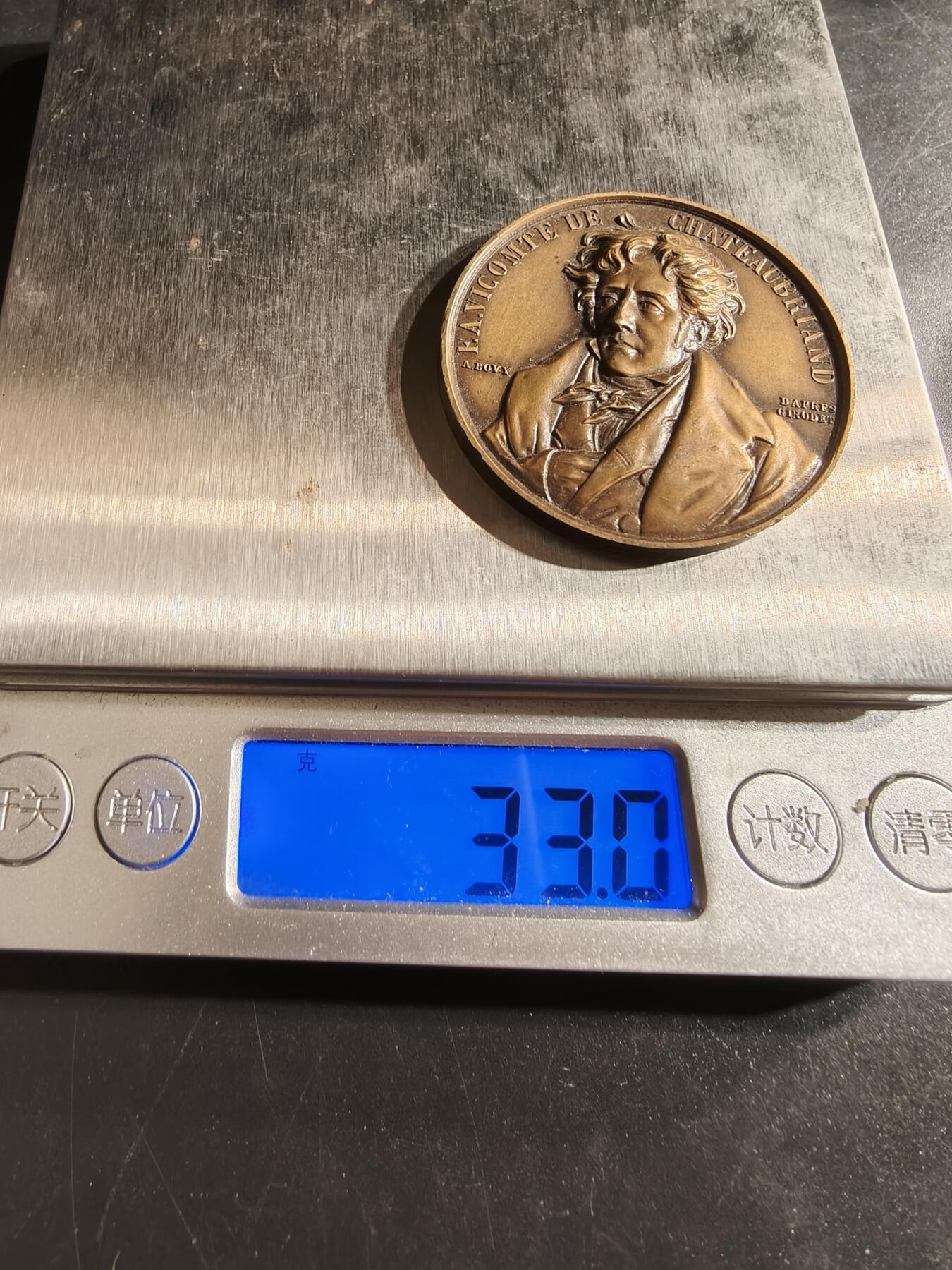 老王徽章第155期 法国19世纪上半期著名作家夏多布里昂大铜章    直径42mm.    重量33g