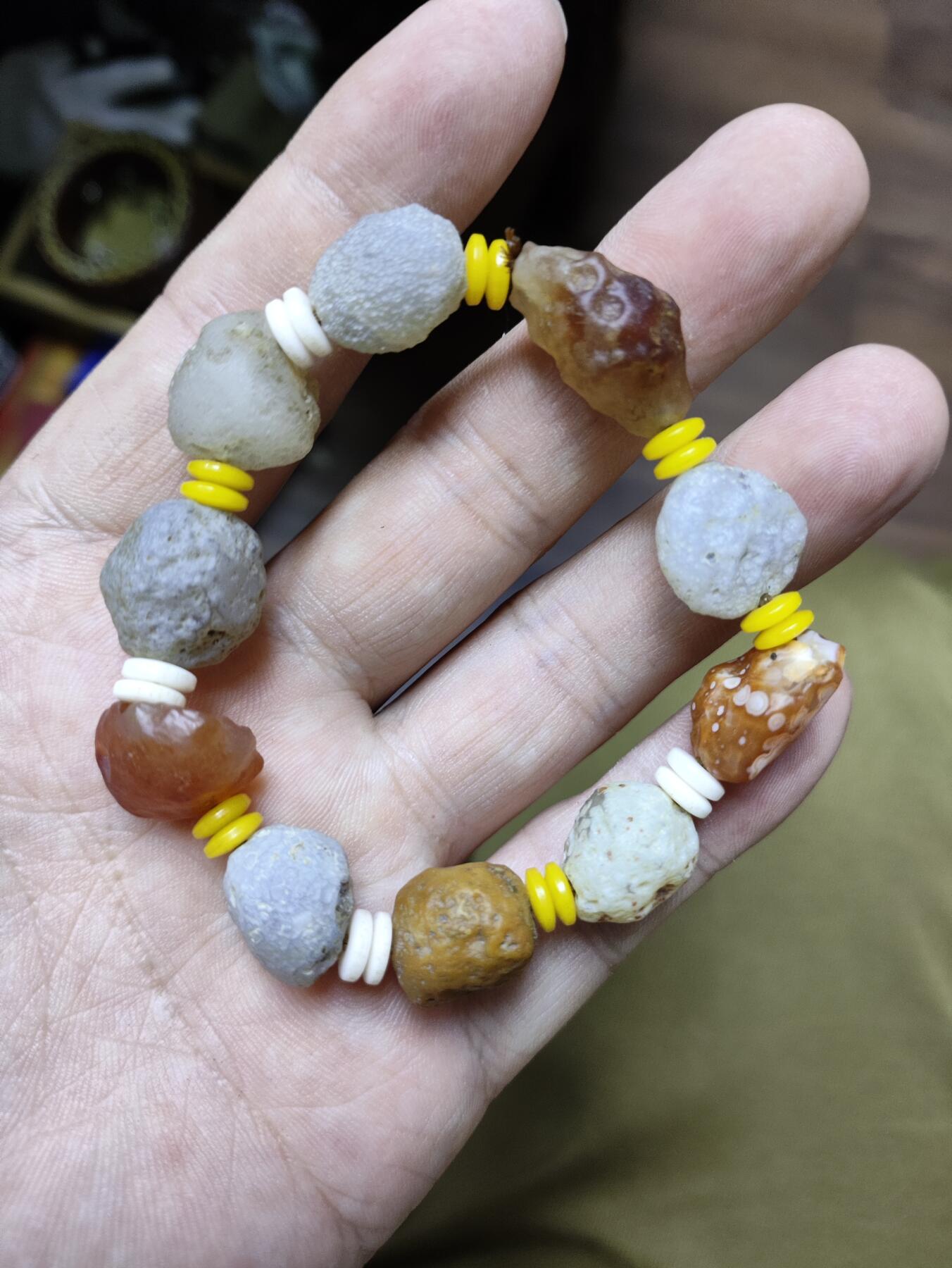 爱淘收藏，清货 阿拉善彩珠玛瑙原石手串一条
