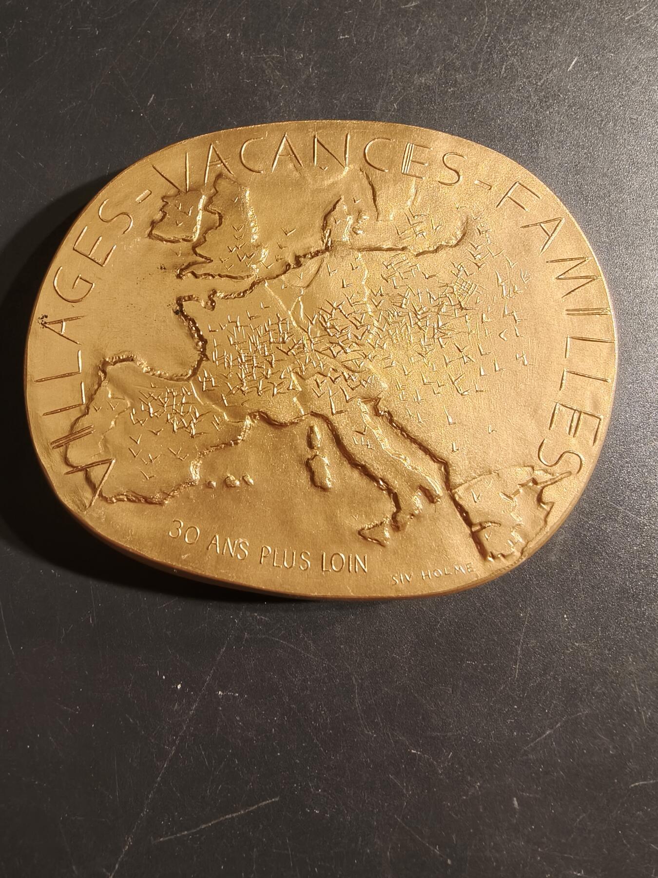 老王徽章第155期 法国镀金大铜章    带有欧洲地图元素    尺寸90×70mm.   重量403.9g
