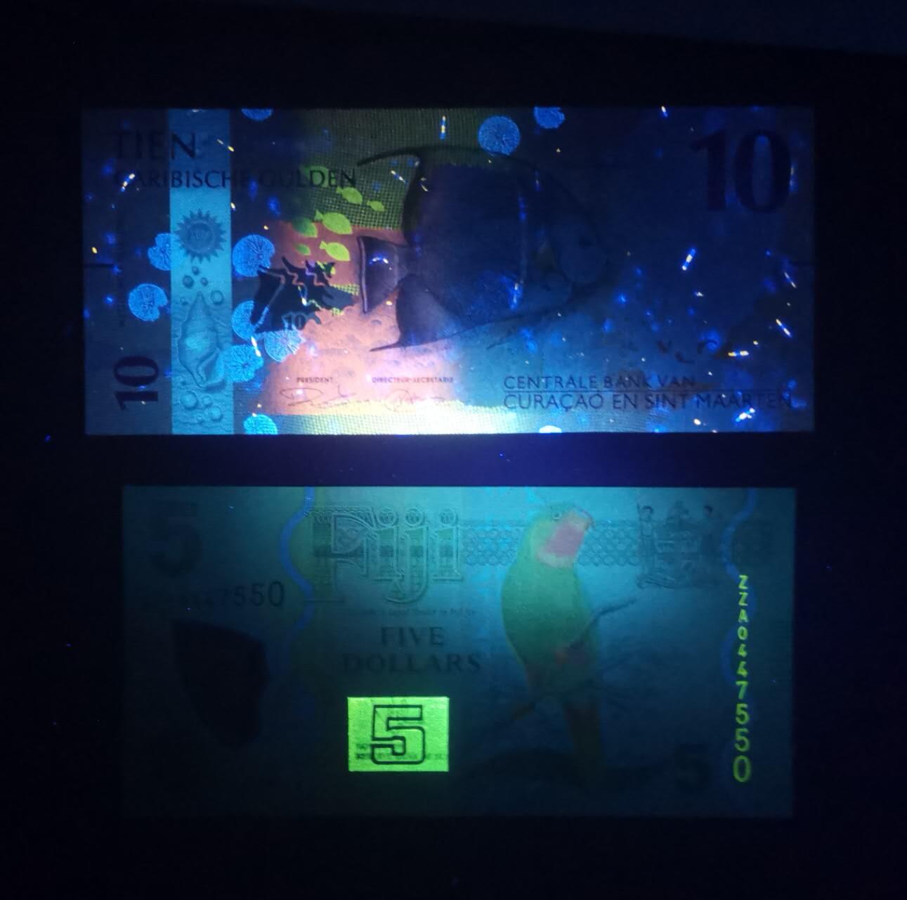 《艾美收藏》第215期-10.12周日外币畅拍 (2张)库拉索和圣马丁2025年首发C1冠10盾UNC倒置号 神仙鱼 实物及荧光都很漂亮/斐济2013年ZZA冠5元UNC 鹦鹉 Pick#115a