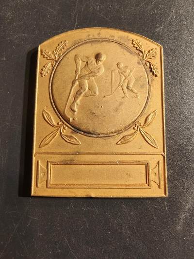 老王徽章第155期 - 法国曲棍球运动方形镀金大铜章     尺寸46×33mm.   重量37.5g