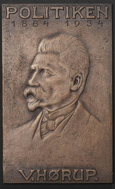 修遠堂世界钱币第八十八期 - 1934年丹麦政治家Viggo Hørup纪念章牌 110.95mmX68.50mm  221.38g 带原盒