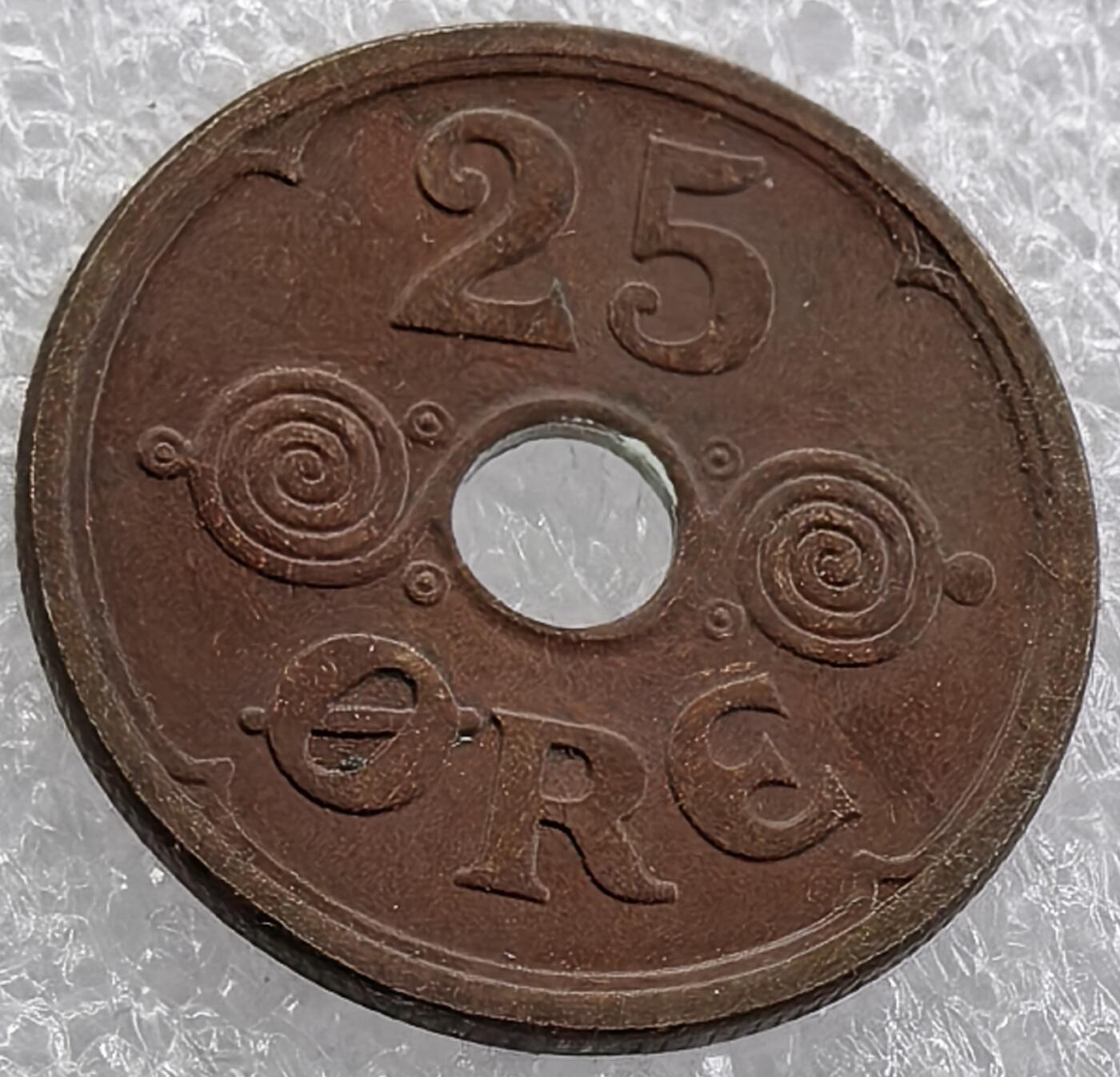外国优质纪念币银币，周六晚上九点倒数截拍，满百包邮，可寄存半年，喜欢朋友微信扫描二维码可直接参拍 丹麦1946年25欧尔