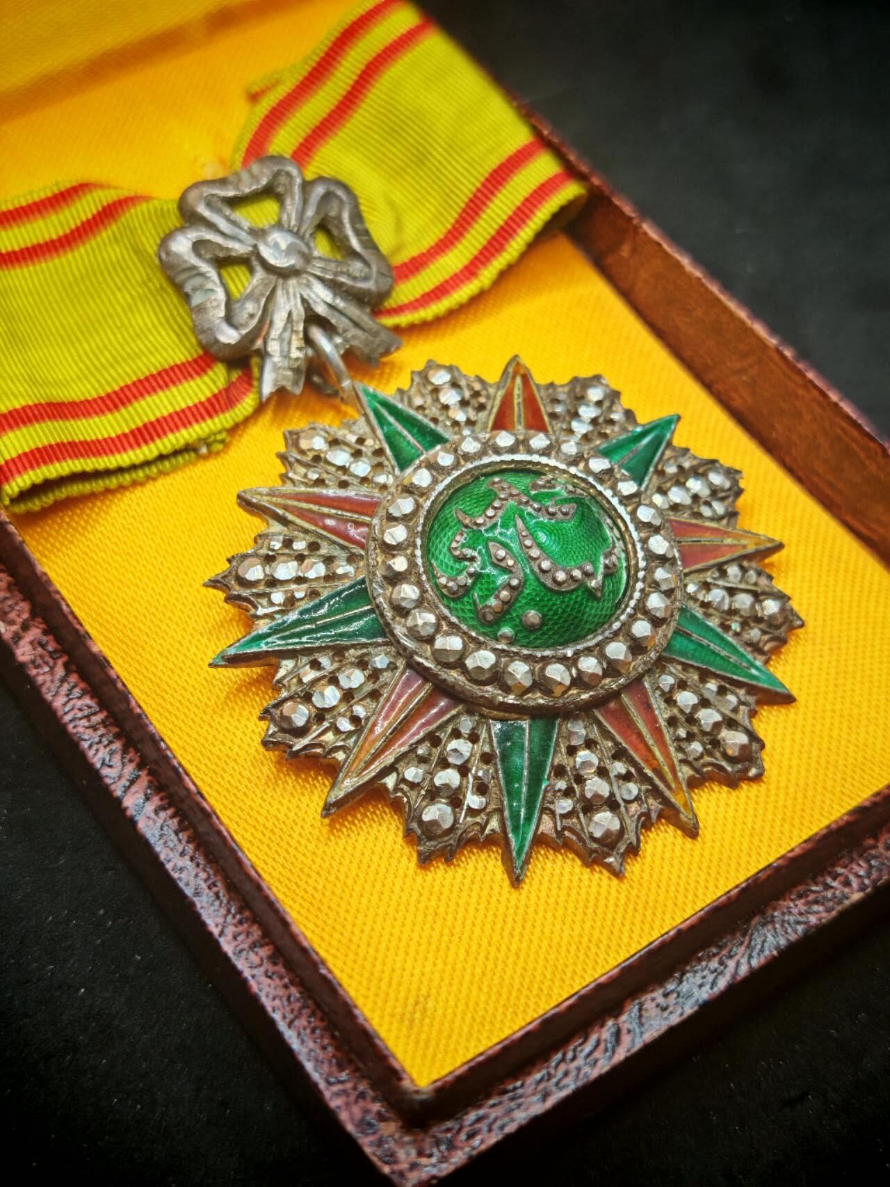 凯旋世界勋赏（第19期）（欢迎送拍）（对拍品有疑问请询问客服，不接受到手刀，出价默认拍品品相。请认真阅读拍卖规则！出价默认已认可！）（收到货请录制开箱视频，无视频概不处理问题。） 突尼斯勋章带盒