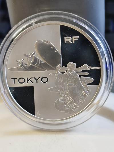 第177期拍卖【长期征集拍品】 - 法国2003年巴黎-东京航线纪念银币带盒无证书，900银，22.2克，有氧化