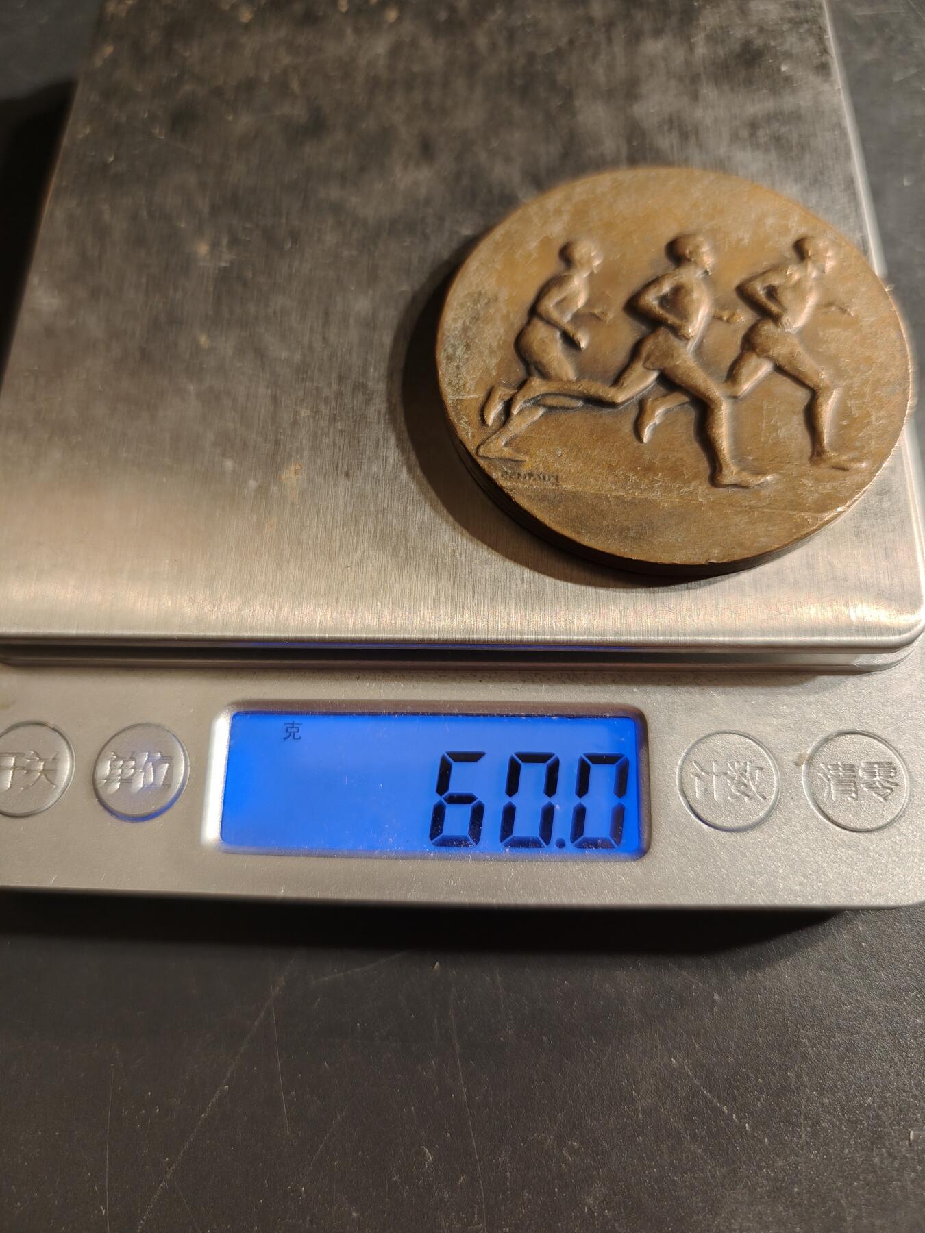 老王徽章第155期 法国田径运动大铜章    直径50mm.   重量60g