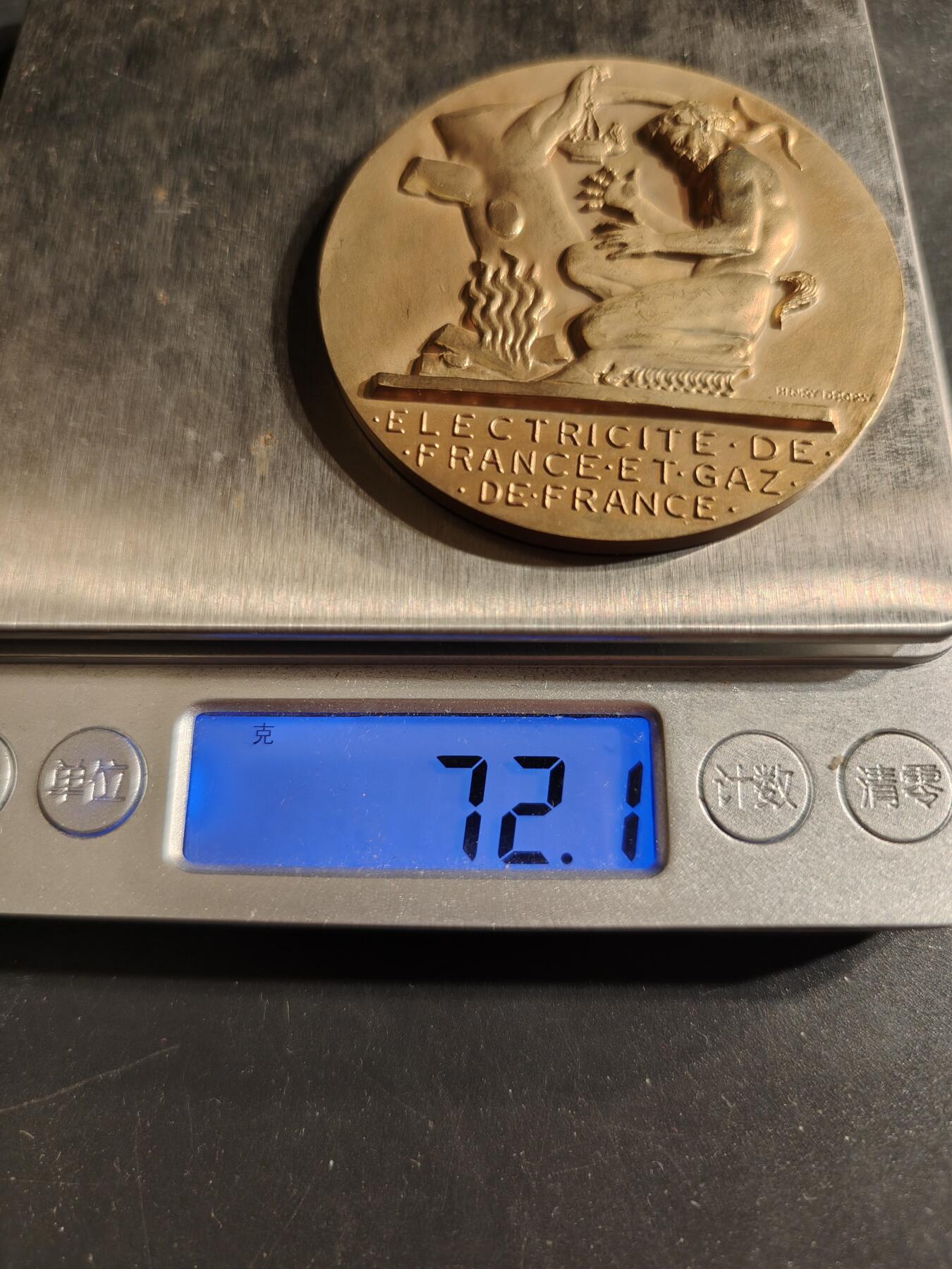 老王徽章第155期 法国电气公司35年服务镀金大铜章     直径57mm.   重量72.1g