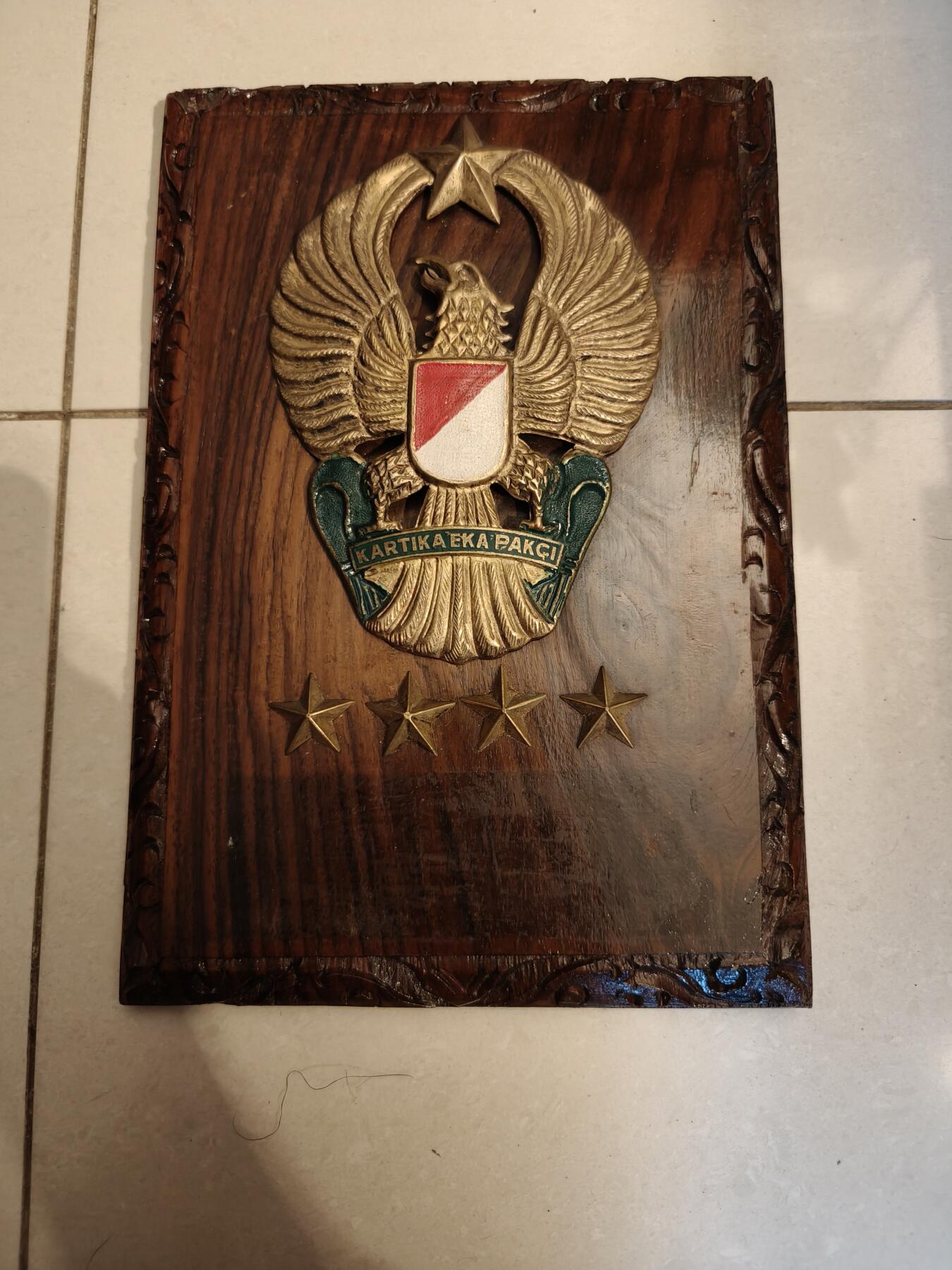老王徽章第155期 印度尼西亚陆军参谋部退役纪念牌匾     尺寸21×16cm