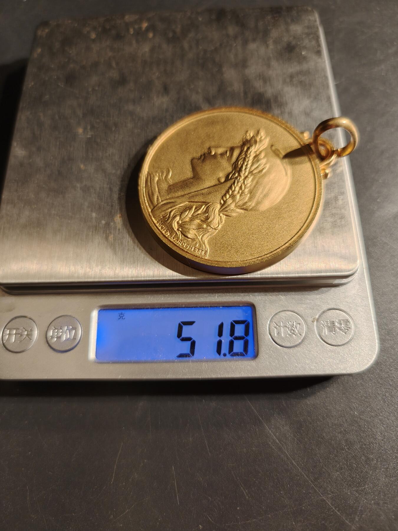 老王徽章第155期 法国人道主义协会大尺寸镀金奖章     直径50mm.   重量51.8g
