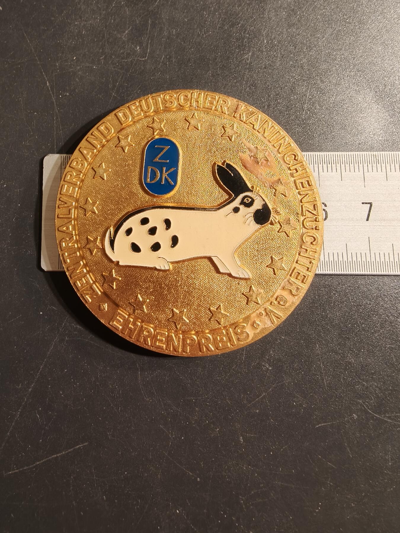 老王徽章第155期 德国兔子饲养员中央协会纪念章    直径58mm.   重量88.7g