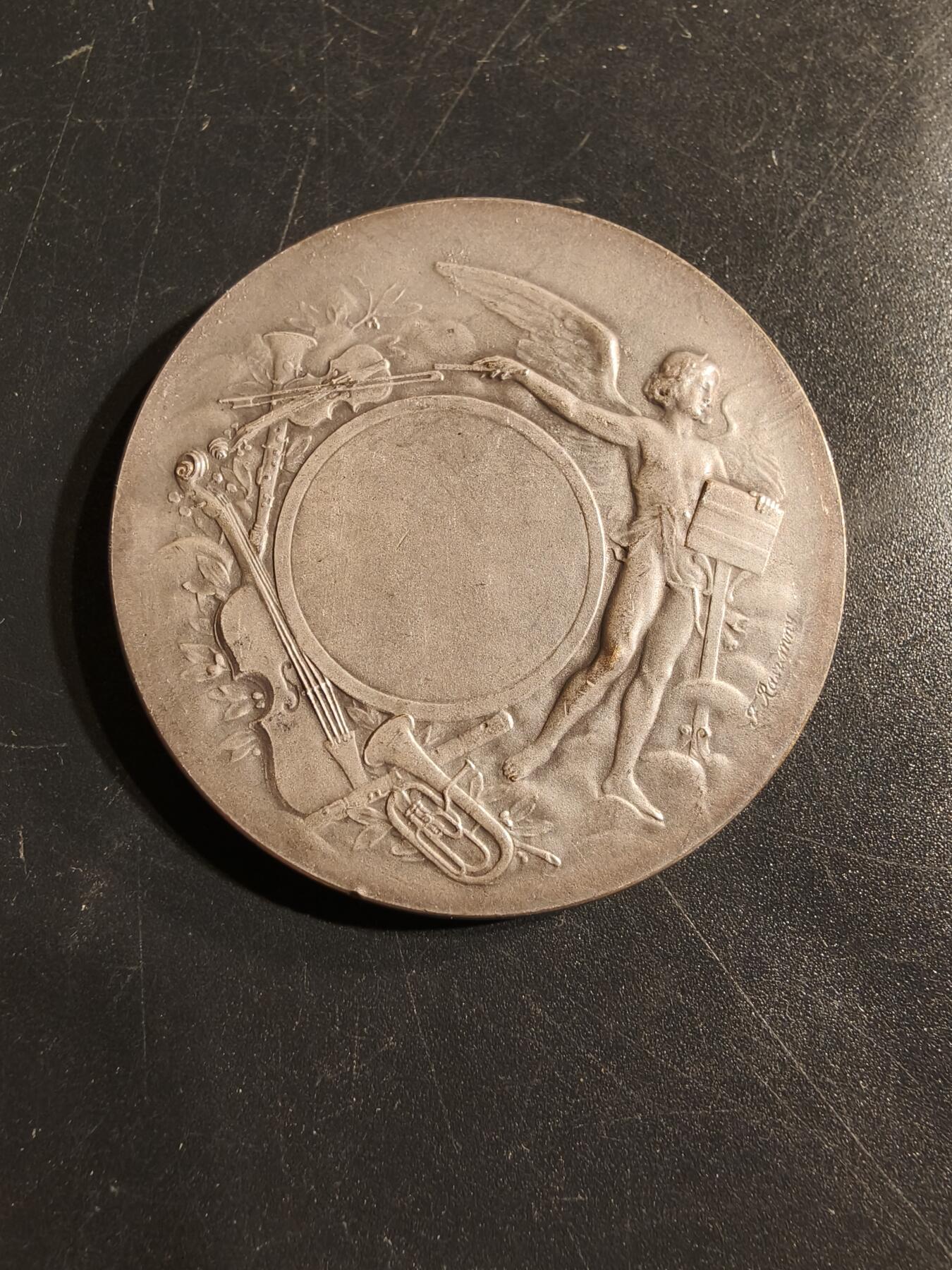 老王徽章第155期 法国音乐协会镀银大铜章    名家Rasumny 作品    直径40mm.   重量32.9g