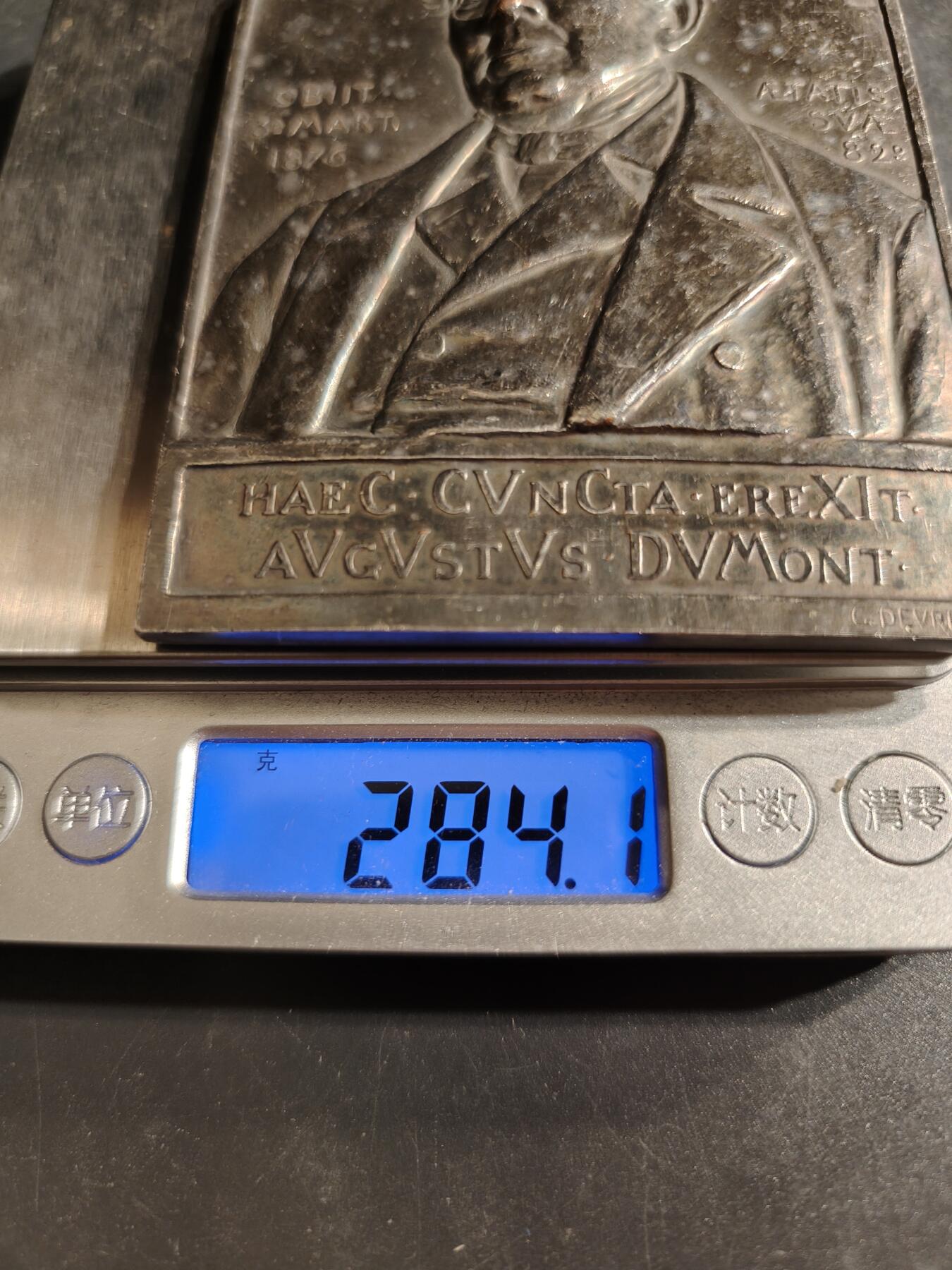老王徽章第155期 比利时建筑师奥古斯特·杜蒙方形镀银大铜章    尺寸73×102mm.    重量284.1g.     