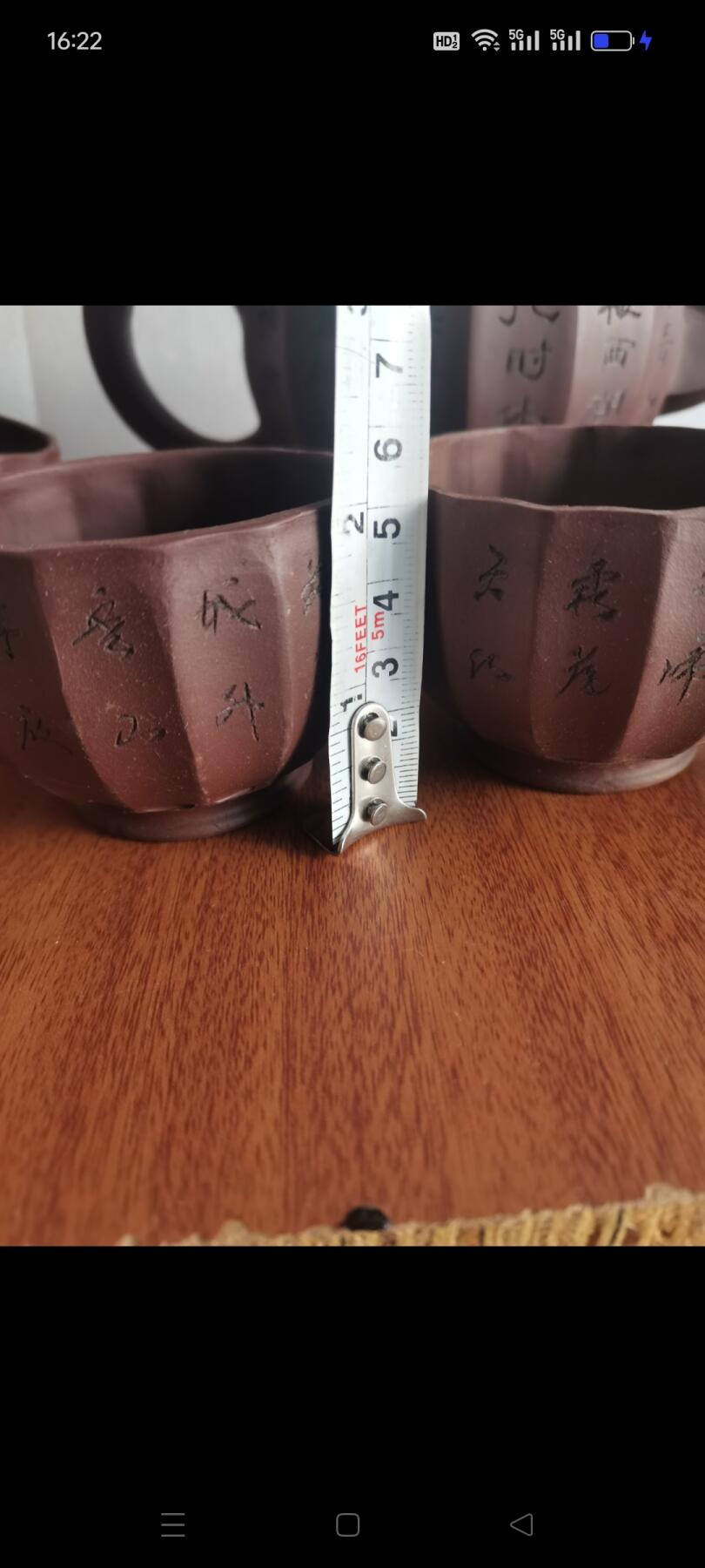 宜兴紫砂壶1把和5个茶碗。华健制陶，全手工制作，紫泥打造。经典筋纹器设计，刻绘诗词，古朴雅致。完整如图包老。
