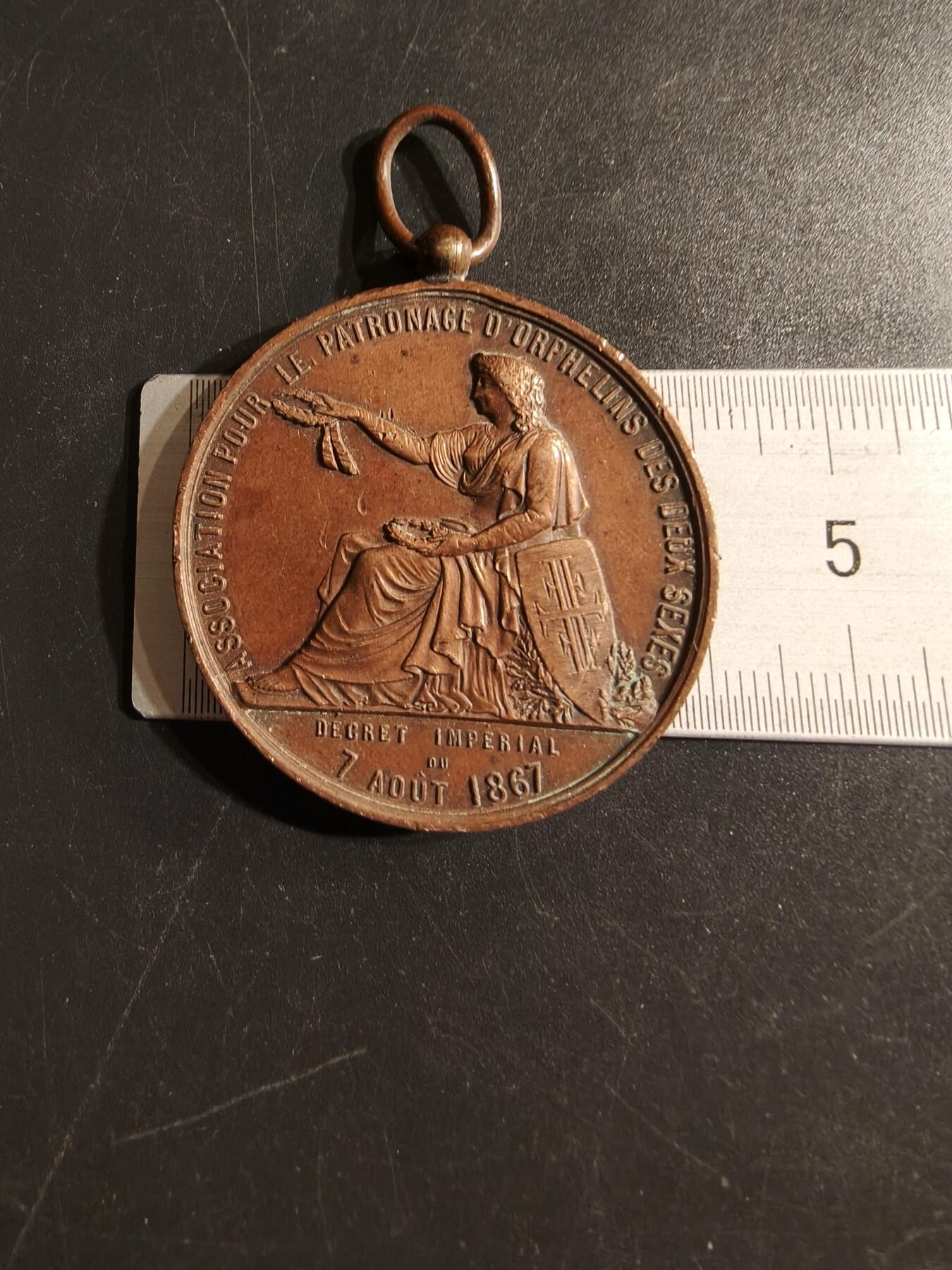 老王徽章第155期 法国1892年两性孤儿赞助协会大尺寸奖章    直径41mm.   重量32.5g
