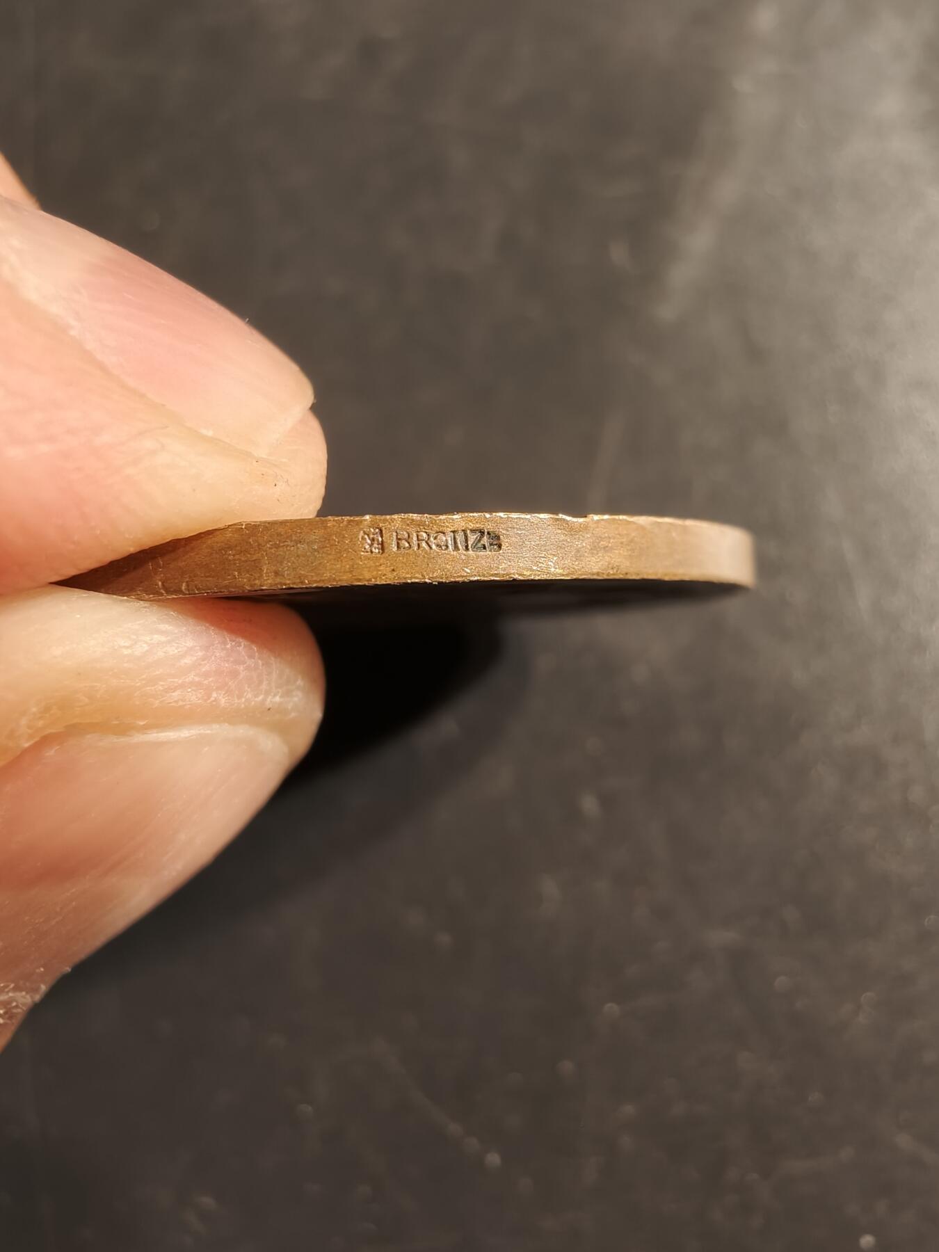 老王徽章第155期 法国音乐协会大铜章    直径36mm.   重量18.8g
