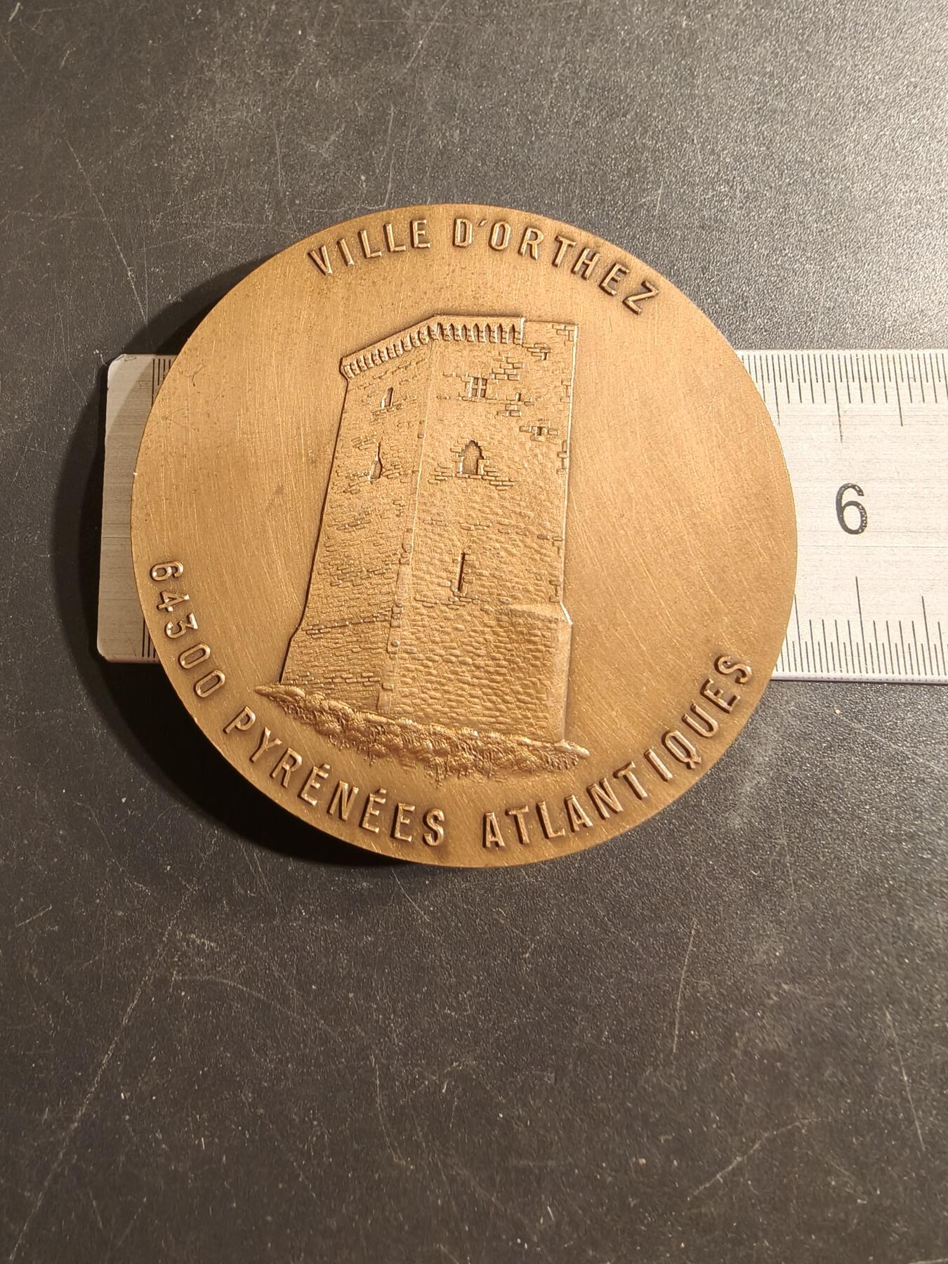 老王徽章第155期 法国卡尔卡松市大铜章    直径54mm.   重量91.8g