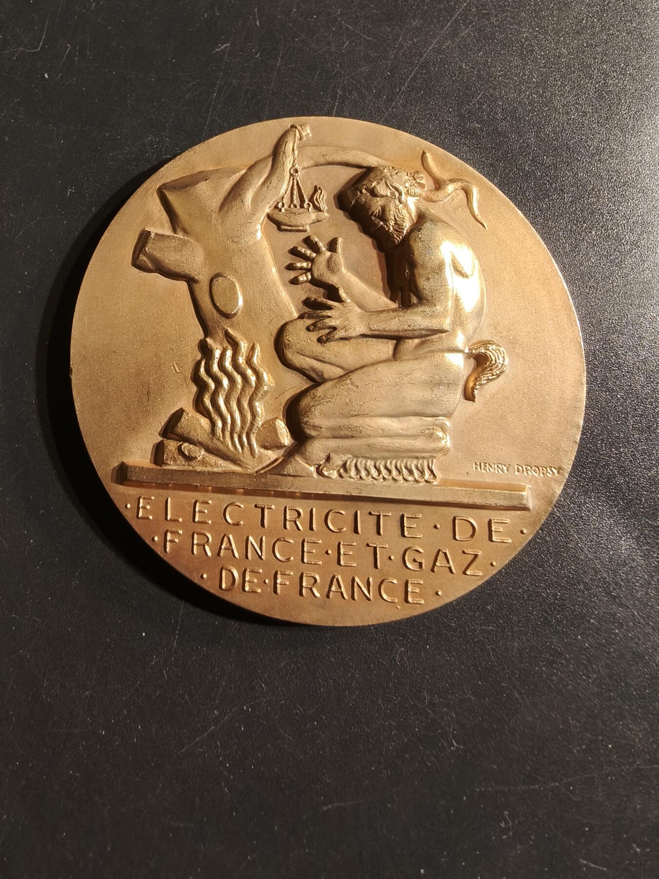 老王徽章第155期 法国电气公司35年服务镀金大铜章     直径57mm.   重量72.1g
