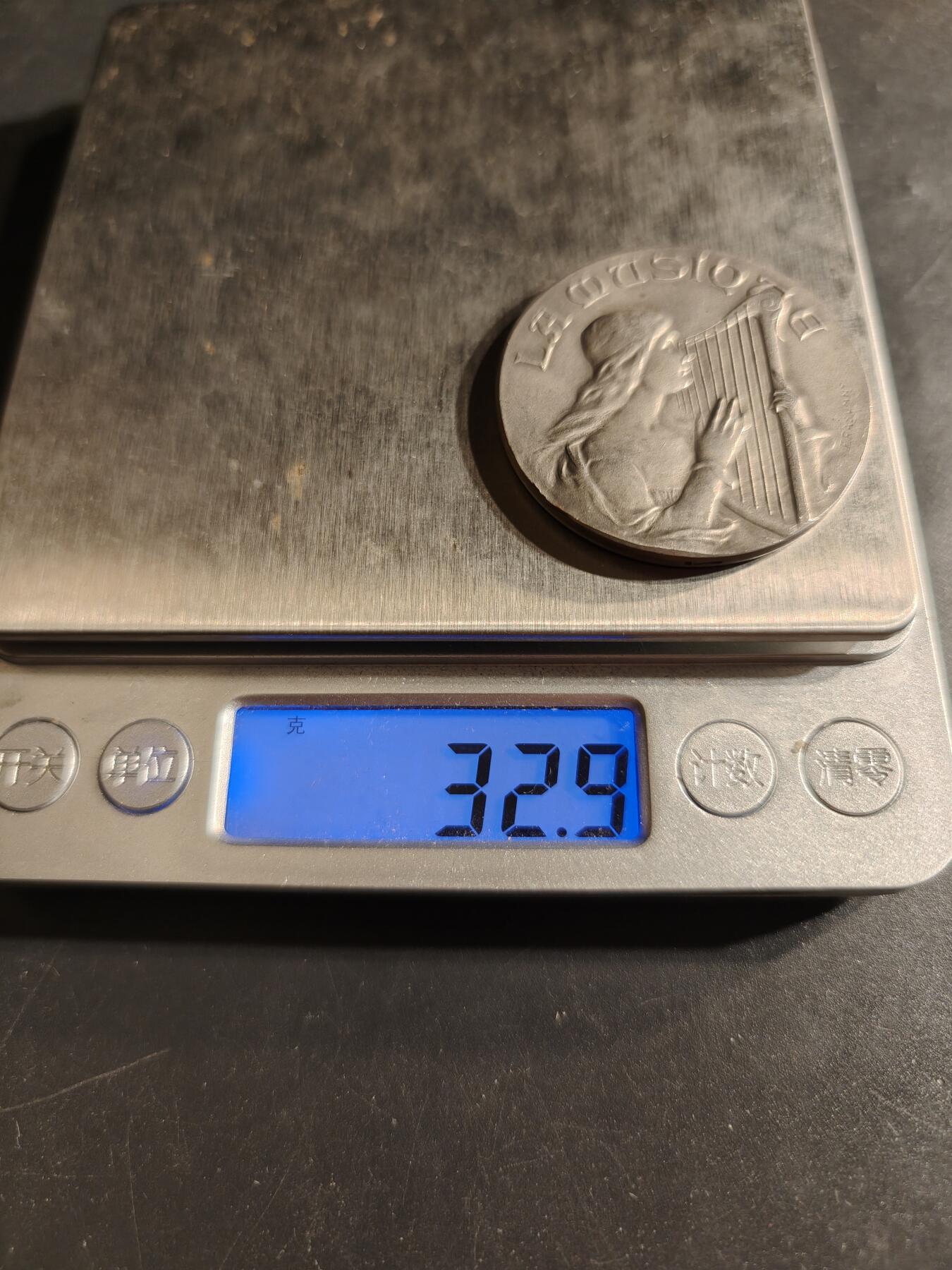 老王徽章第155期 法国音乐协会镀银大铜章    名家Rasumny 作品    直径40mm.   重量32.9g