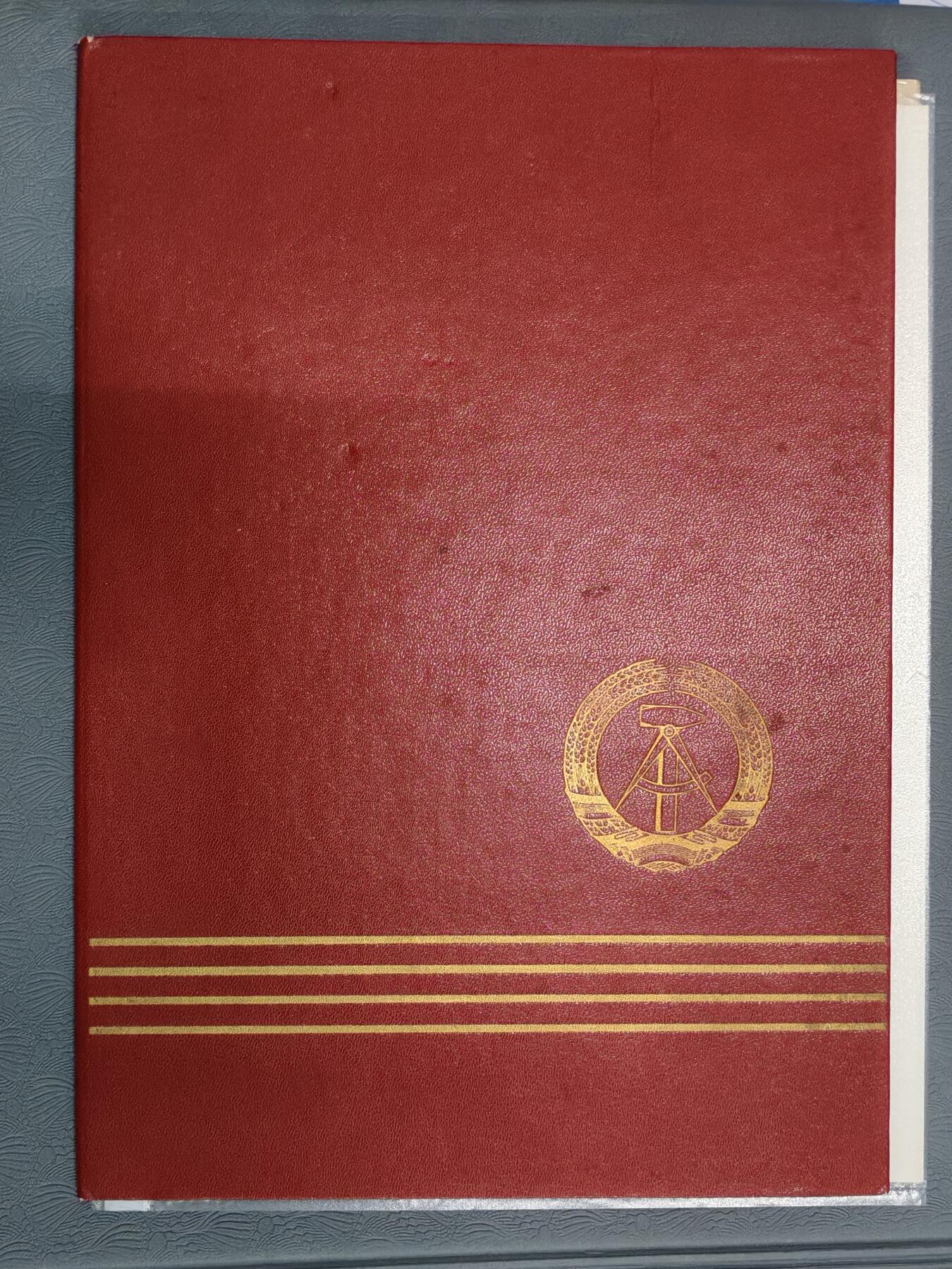 韵星假日拍卖第二十七期 -- Rimey Holidays Auction 27 德意志民主共和国社会主义功勋活动家证书两张同一人获得 带豪华版保护壳