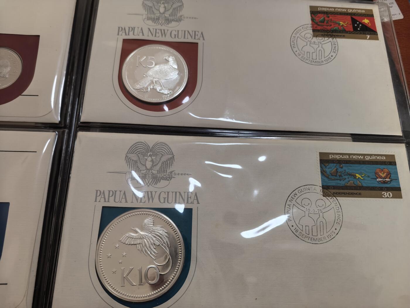 长老汇蛇年精选第六十场拍卖 1976巴布亚新几内亚8枚精制币邮币封首日封册，册子断裂，其中含41.6克925银10基纳银币1枚，27.6克500银5基纳银币1枚