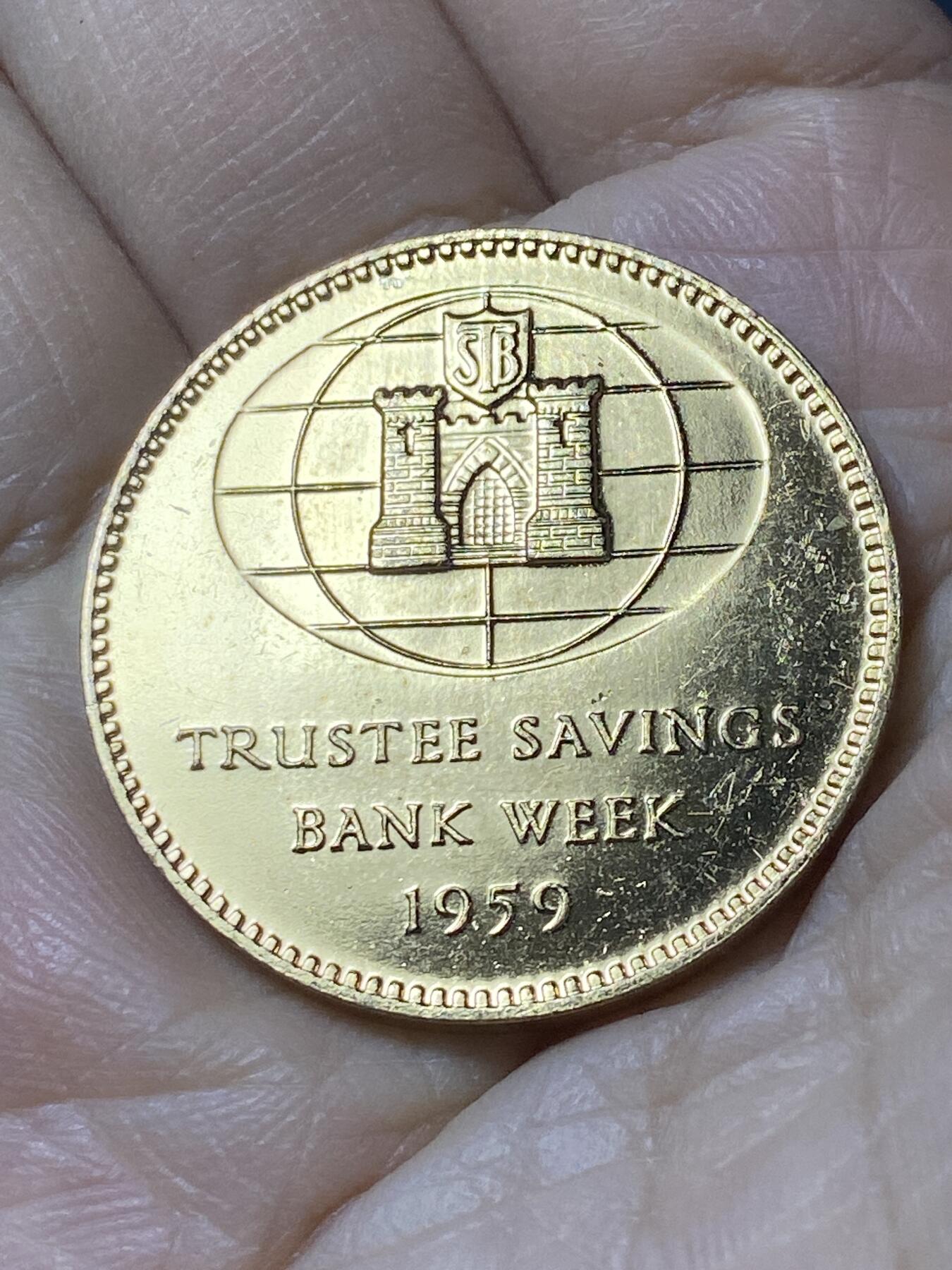2025年第一百零八场(总第一百三十四场）外国好品散币(免佣金) 英国🇬🇧1959年纪念章，直径32.9毫米，厚2.3毫米，重16.03克(信托储蓄银行周纪念章，人物头像是​ 英国著名作家丹尼尔·笛福，著有鲁宾逊漂流记)