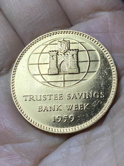 2025年第一百零八场(总第一百三十四场）外国好品散币(免佣金) - 英国🇬🇧1959年纪念章，直径32.9毫米，厚2.3毫米，重16.03克(信托储蓄银行周纪念章，人物头像是​ 英国著名作家丹尼尔·笛福，著有鲁宾逊漂流记)