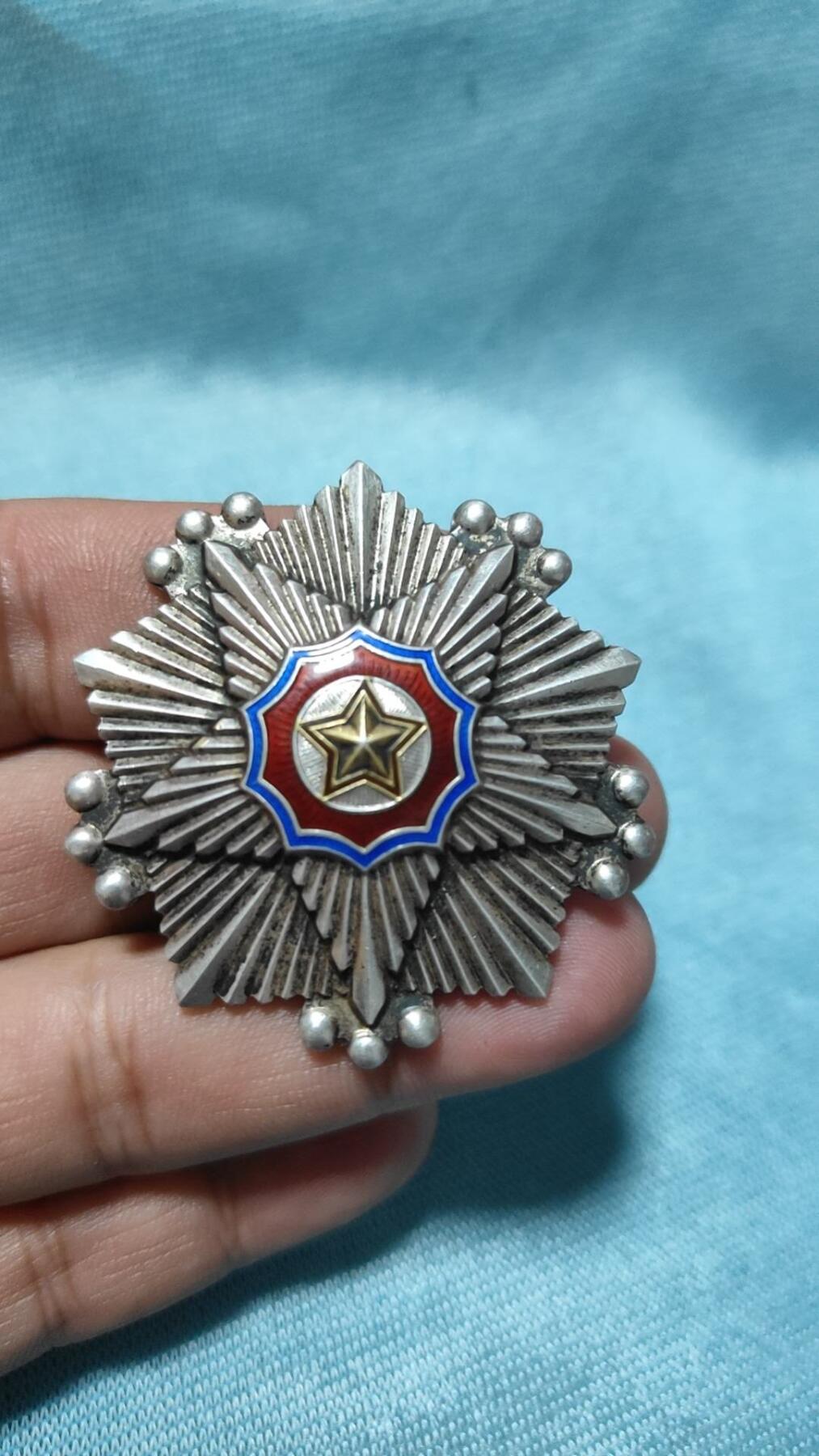 朝鲜三级国旗勋章（银质）珐琅完整，全品。