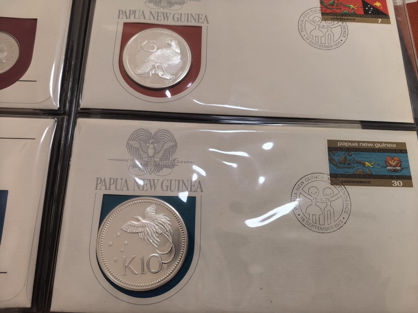 长老汇蛇年精选第六十场拍卖 1976巴布亚新几内亚8枚精制币邮币封首日封册，册子断裂，其中含41.6克925银10基纳银币1枚，27.6克500银5基纳银币1枚