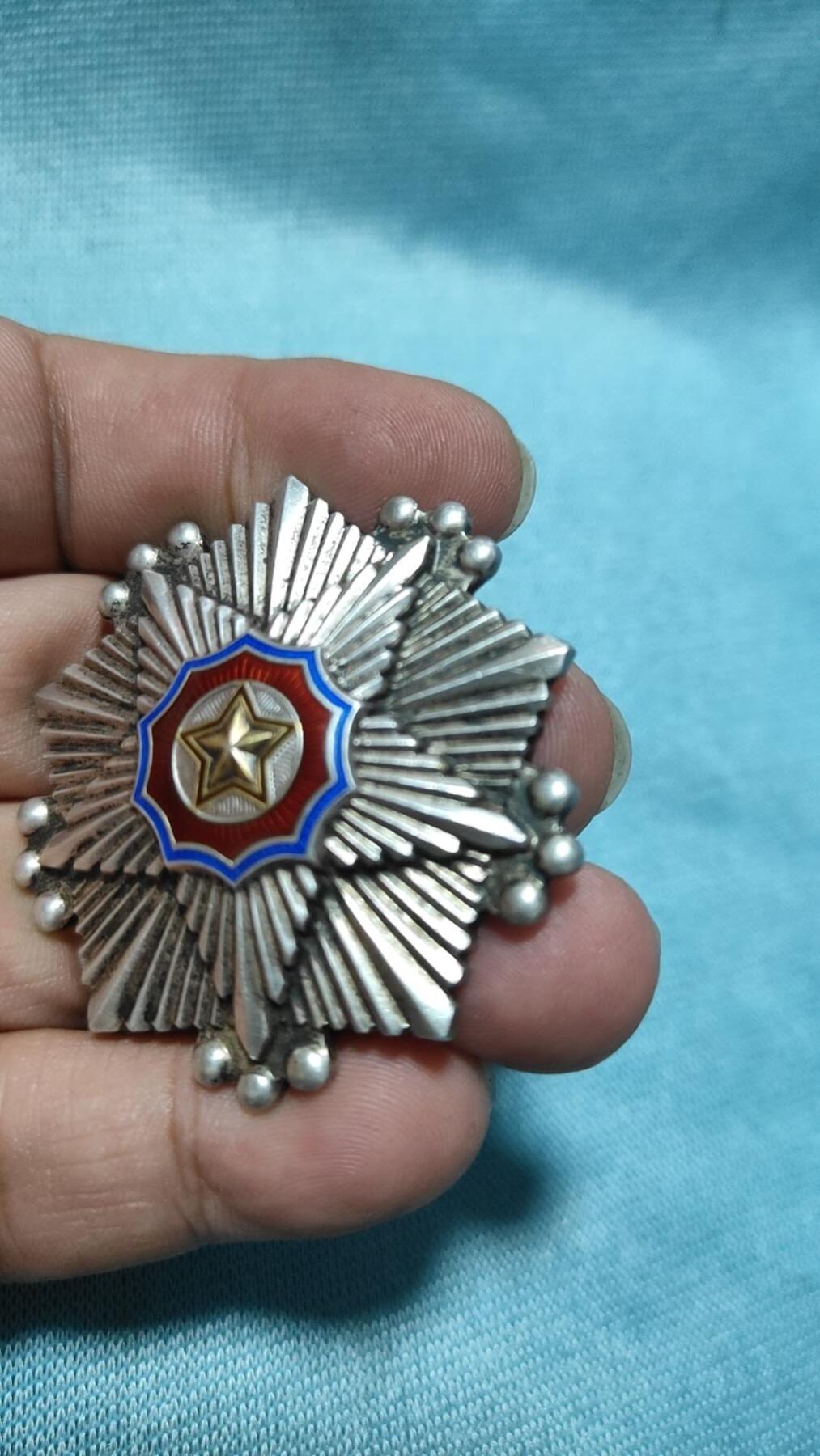 朝鲜三级国旗勋章（银质）珐琅完整，全品。