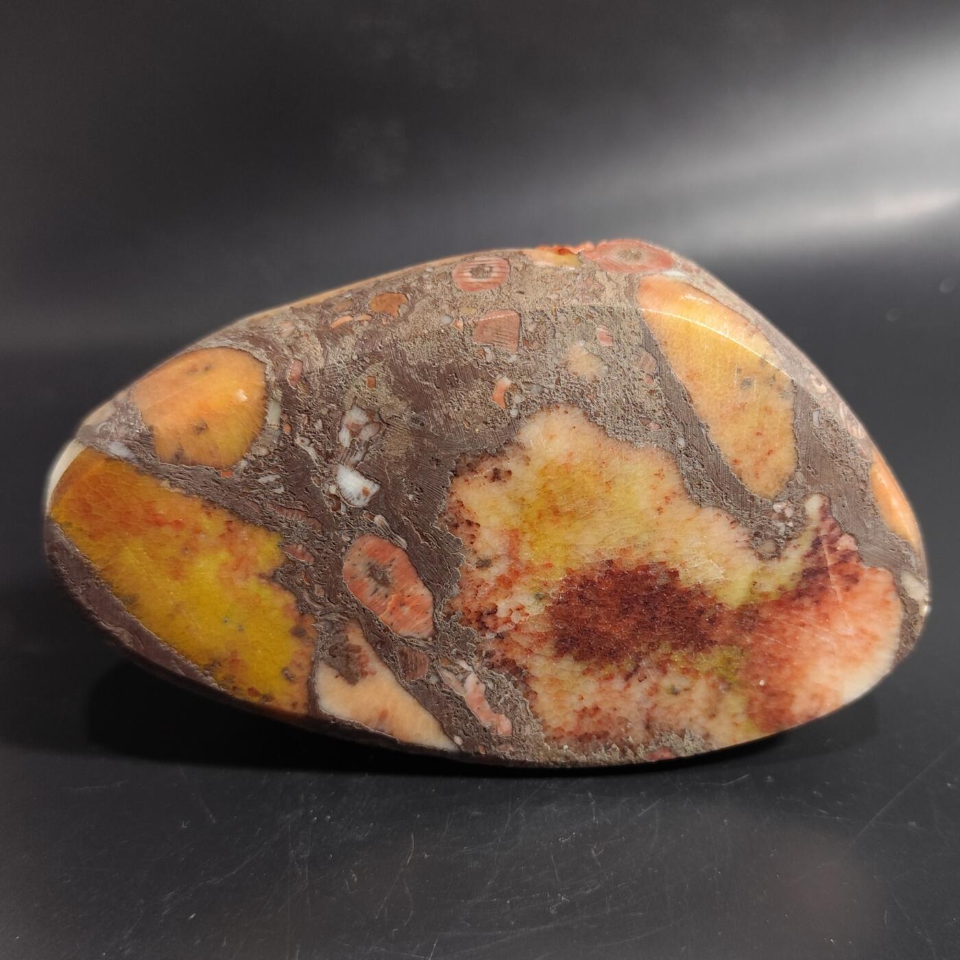 希腊罗马丝路打制币化石【中外钱币放漏】专场！陆小鱼的钱币仓，限时拍卖第080场 全玉化珊瑚化石雕刻摆件 手工雕刻 巧雕色彩的变化搭配 由4.5亿年前奥陶纪时期的珊瑚化石雕刻而成 1243g