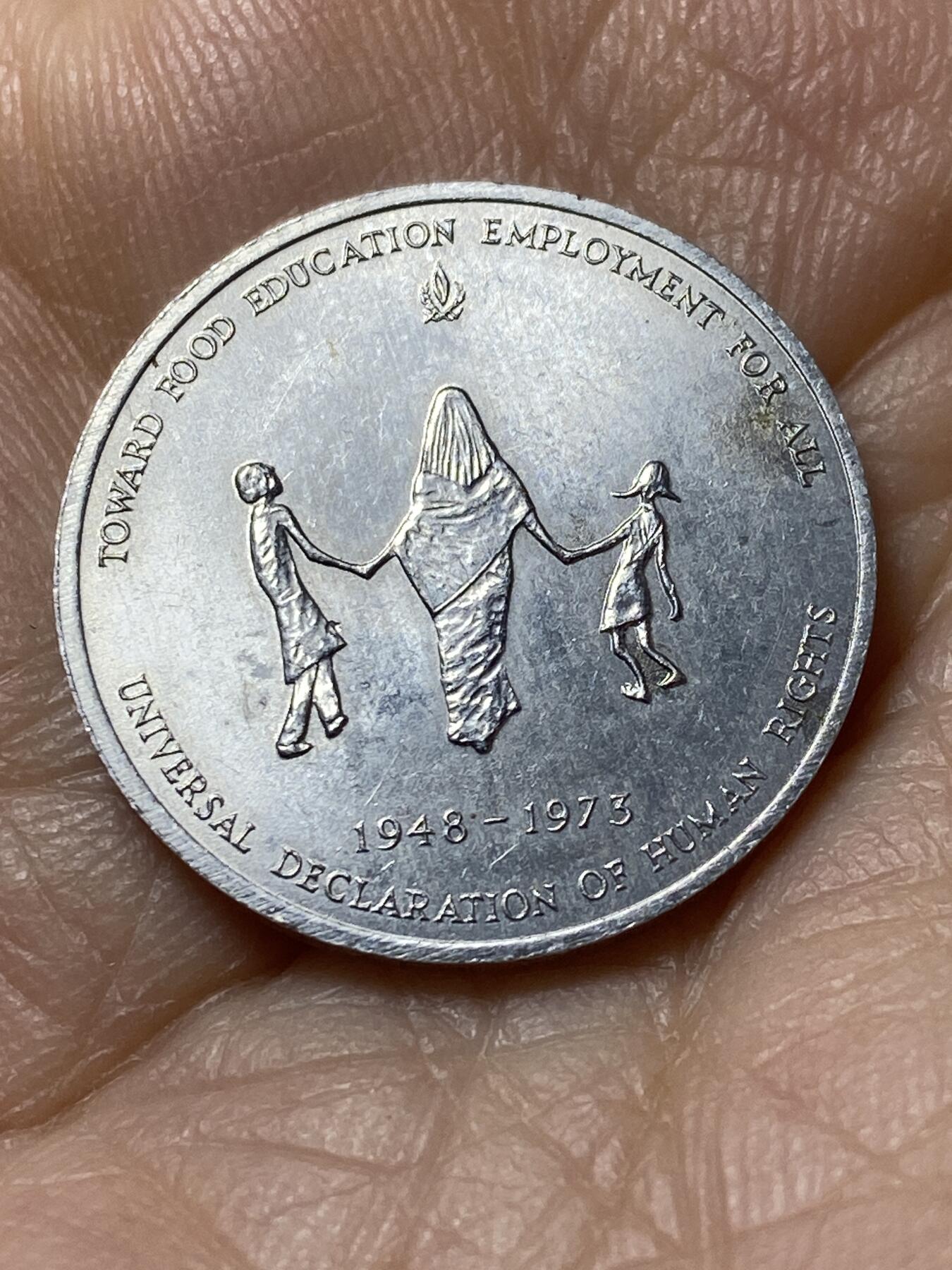 2025年第一百零八场(总第一百三十四场）外国好品散币(免佣金) 意大利🇮🇹1973年纪念章(FAO章，第15个人权日纪念章)