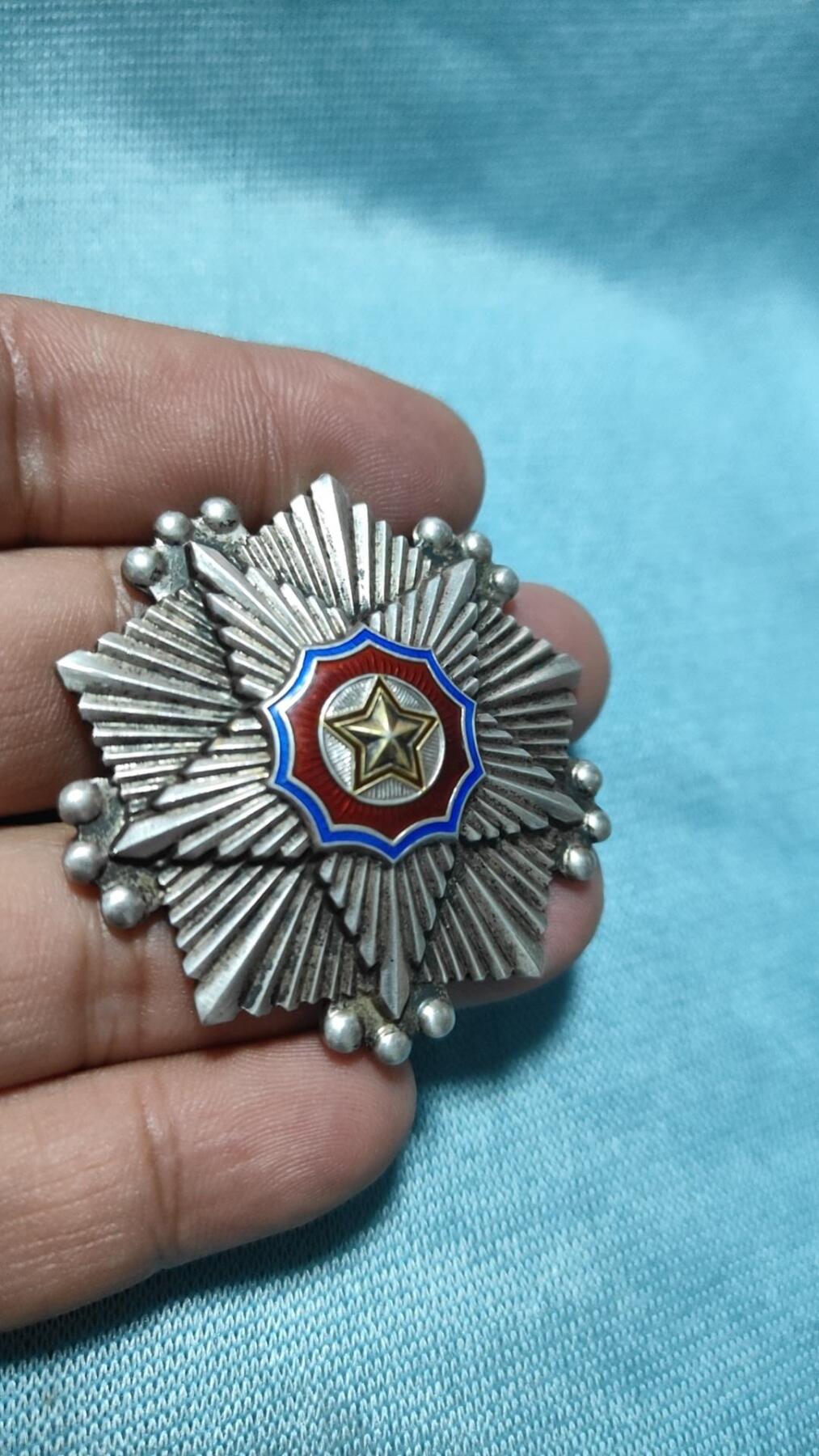 朝鲜三级国旗勋章（银质）珐琅完整，全品。