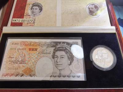 长老汇蛇年精选第六十场拍卖 - 1996英国女王诞辰70周年10英镑纸币+5英镑精制银币套装，纸币编号是女王专用的HM=Her Majesty，小号，很多小号都是慈善晚会捐款用的，限量发行；银币28.28克925银（2）