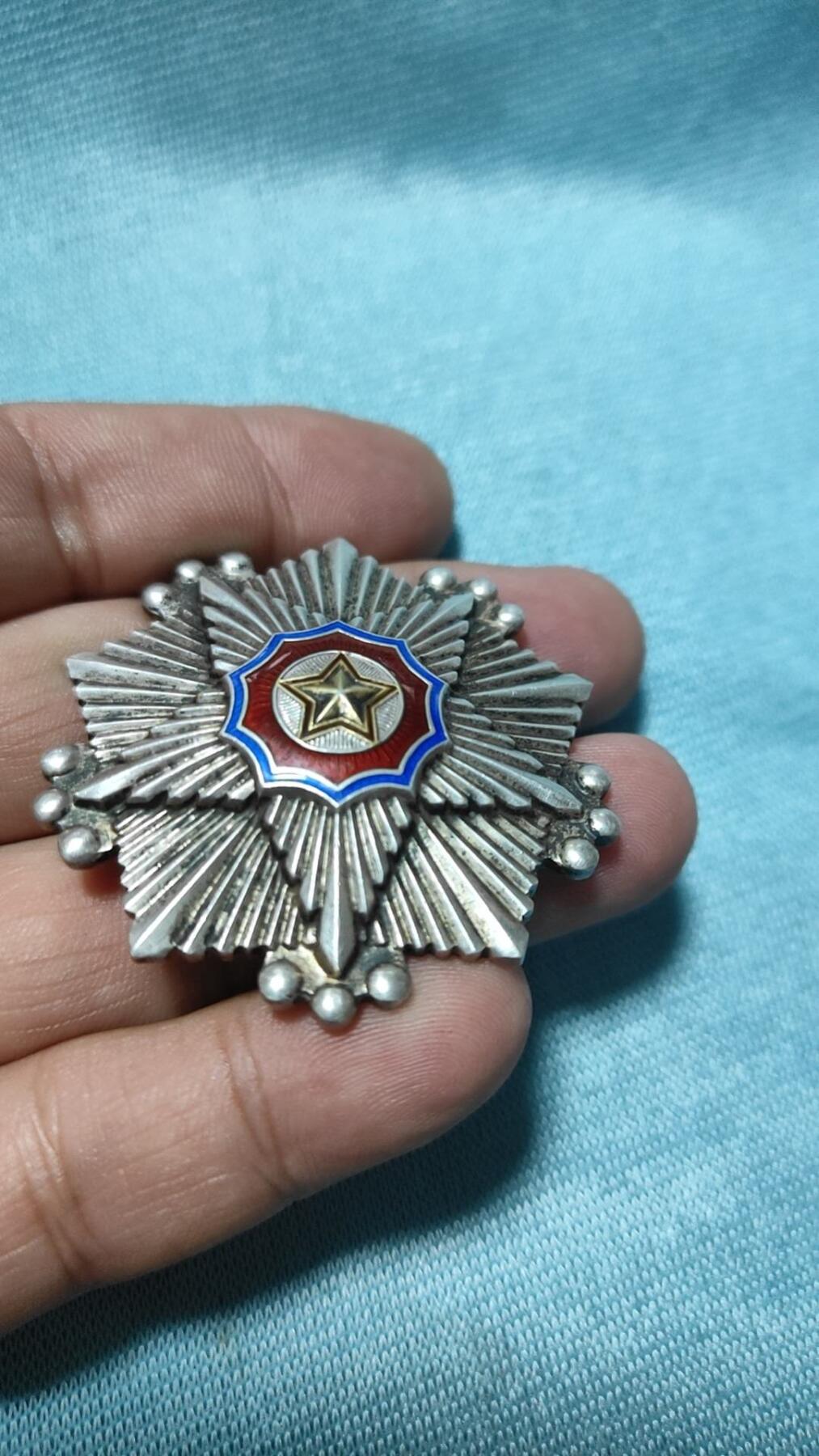 朝鲜三级国旗勋章（银质）珐琅完整，全品。