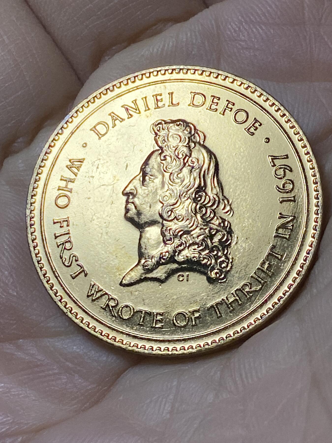 2025年第一百零八场(总第一百三十四场）外国好品散币(免佣金) 英国🇬🇧1959年纪念章，直径32.9毫米，厚2.3毫米，重16.03克(信托储蓄银行周纪念章，人物头像是​ 英国著名作家丹尼尔·笛福，著有鲁宾逊漂流记)