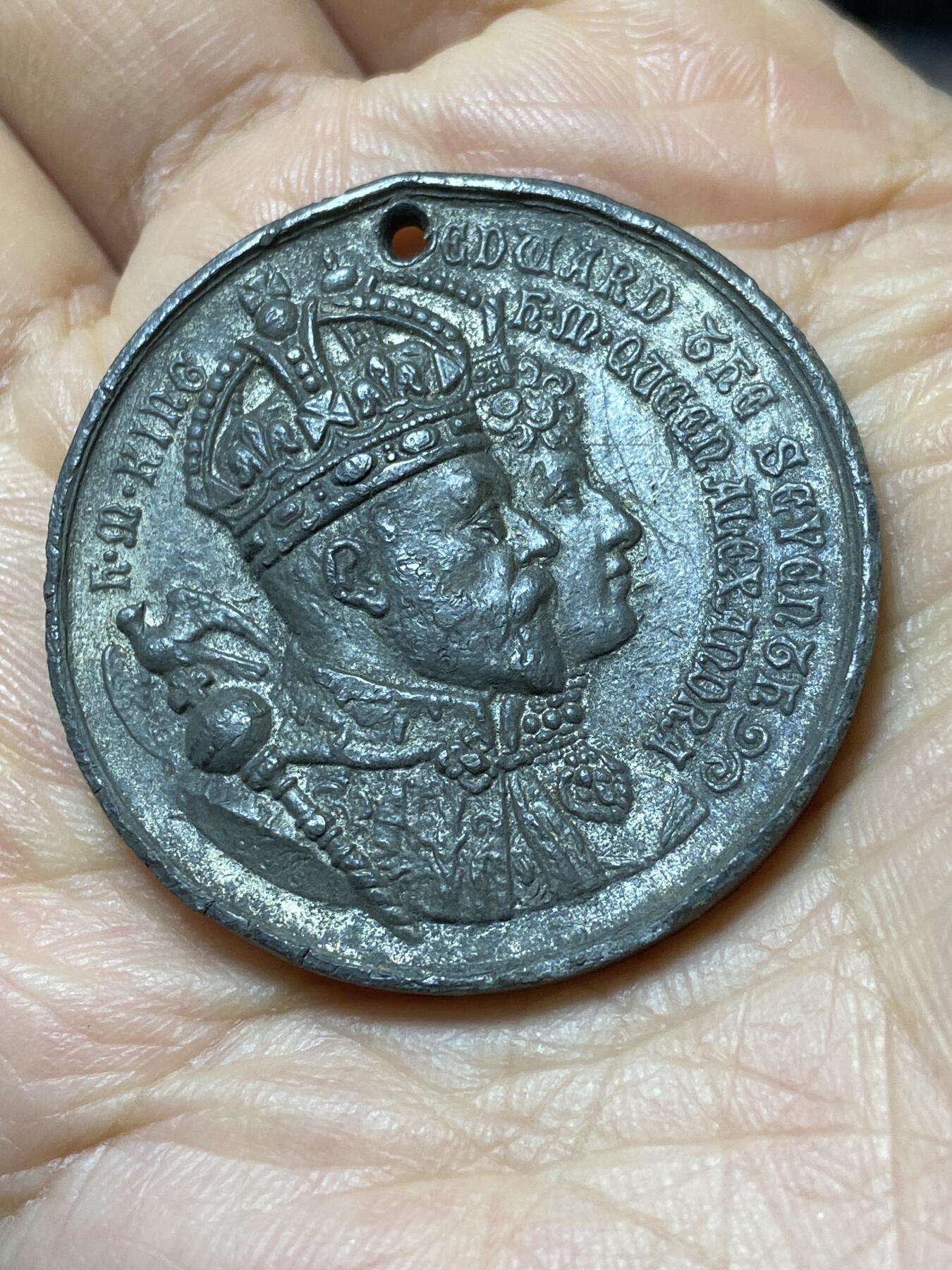 2025年第一百零八场(总第一百三十四场）外国好品散币(免佣金) 好品–英国🇬🇧纪念章，直径38.2毫米，厚3.4毫米，重17.17克(爱德华七世和亚历山德拉王后加冕纪念章)