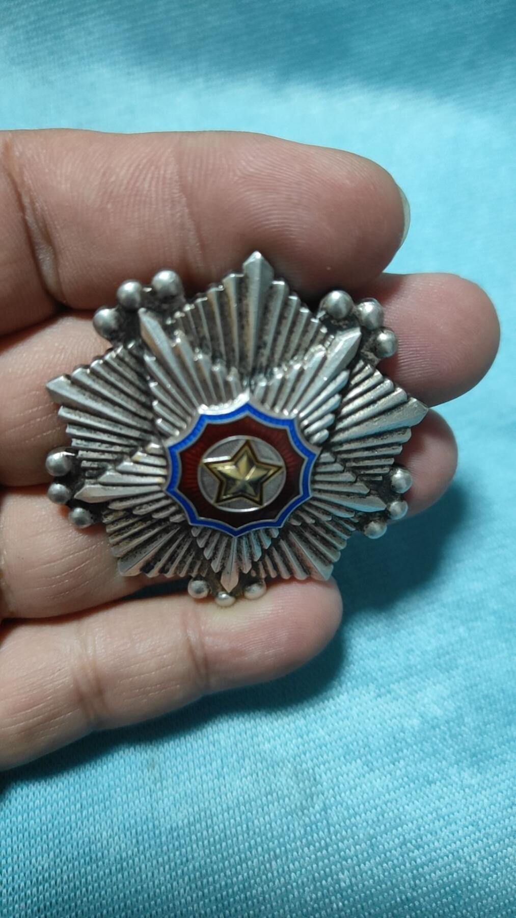 朝鲜三级国旗勋章（银质）珐琅完整，全品。