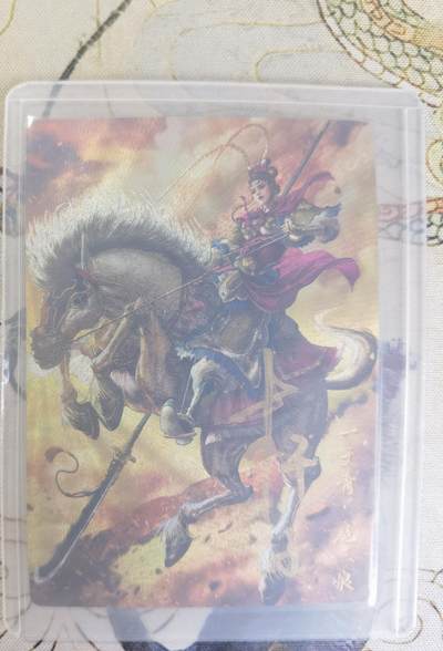奇趣收藏卡牌拍卖第24场 - 【亲签卡】卡德曼 巾帼录 杆子 绘 一丈青扈三娘 紫衣 亲签粗闪1张  编号015/108，全新覆膜卡夹卡膜保护
