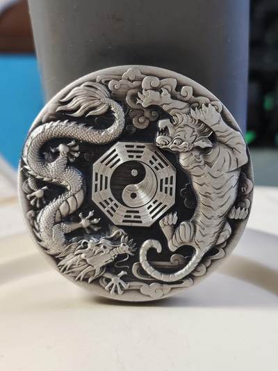 第178期拍卖【长期征集拍品】 - 图瓦卢2021年龙争虎斗2盎司高浮雕仿古纪念银币，999银，发行888枚