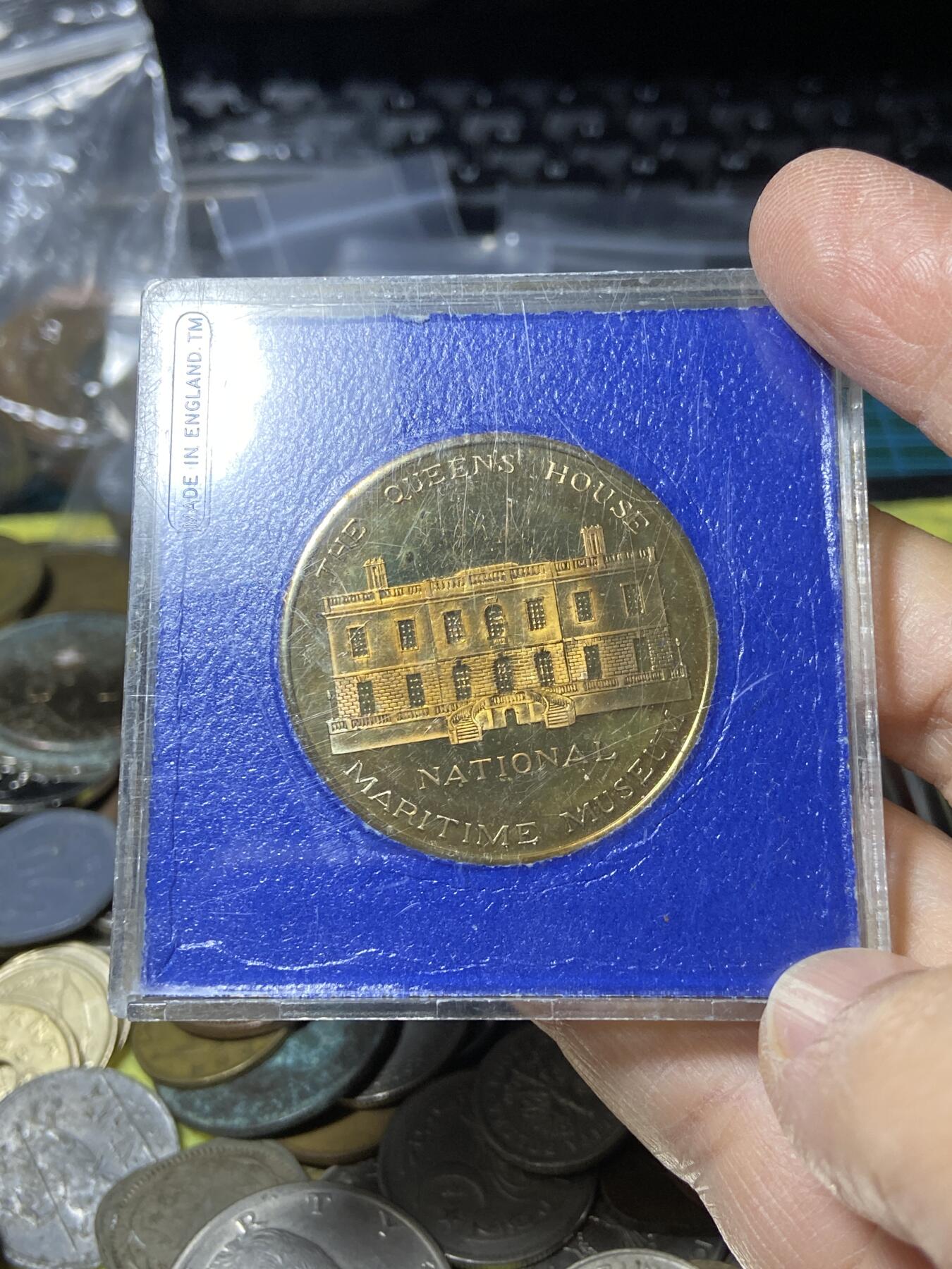 2025年第一百零八场(总第一百三十四场）外国好品散币(免佣金) 原盒–英国🇬🇧精制纪念章(英国国家海事博物馆纪念章，一面是旧皇家格林威治天文台，另一面是女王之屋，均为海事博物馆的一部分)