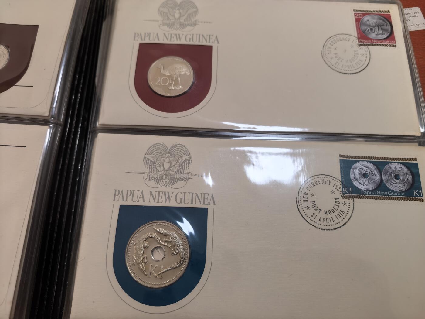长老汇蛇年精选第六十场拍卖 1976巴布亚新几内亚8枚精制币邮币封首日封册，册子断裂，其中含41.6克925银10基纳银币1枚，27.6克500银5基纳银币1枚
