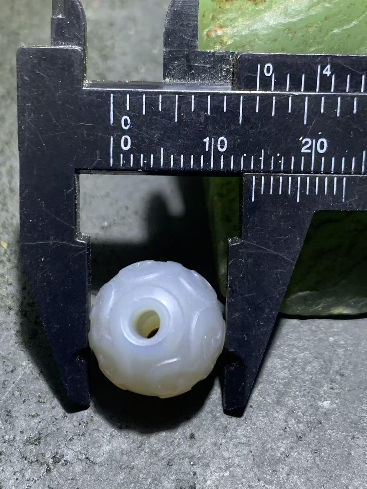 精美高玉化灰色玛瑙雕刻回纹珠（云纹珠）一颗，