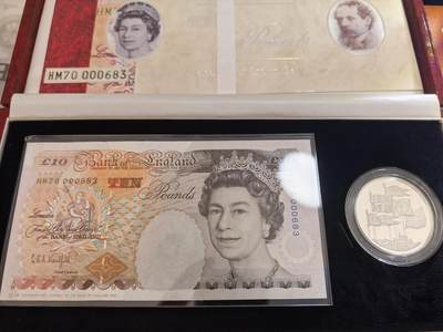 长老汇蛇年精选第六十场拍卖 - 1996英国女王诞辰70周年10英镑纸币+5英镑精制银币套装，纸币编号是女王专用的HM=Her Majesty，小号，很多小号都是慈善晚会捐款用的，限量发行；银币28.28克925银（1）