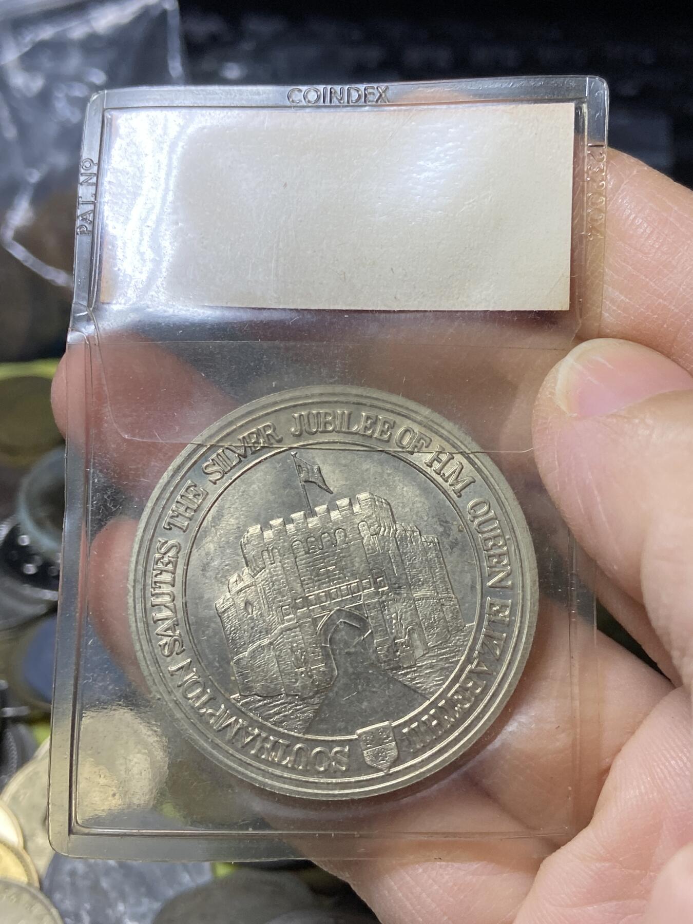 2025年第一百零八场(总第一百三十四场）外国好品散币(免佣金) 少见原包装–英国1977年纪念章，直径38毫米，厚3.0毫米，重26.8克(伊丽莎白二世登基25周年银禧纪念章，铜镍材质版)