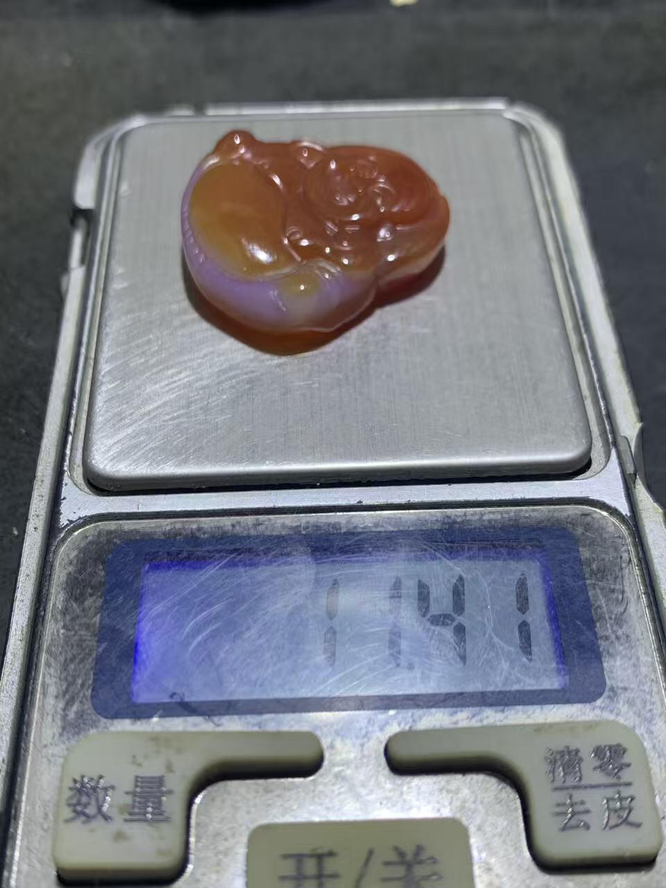 高玉化柿子红玛瑙雕刻弥勒佛吊坠一个，