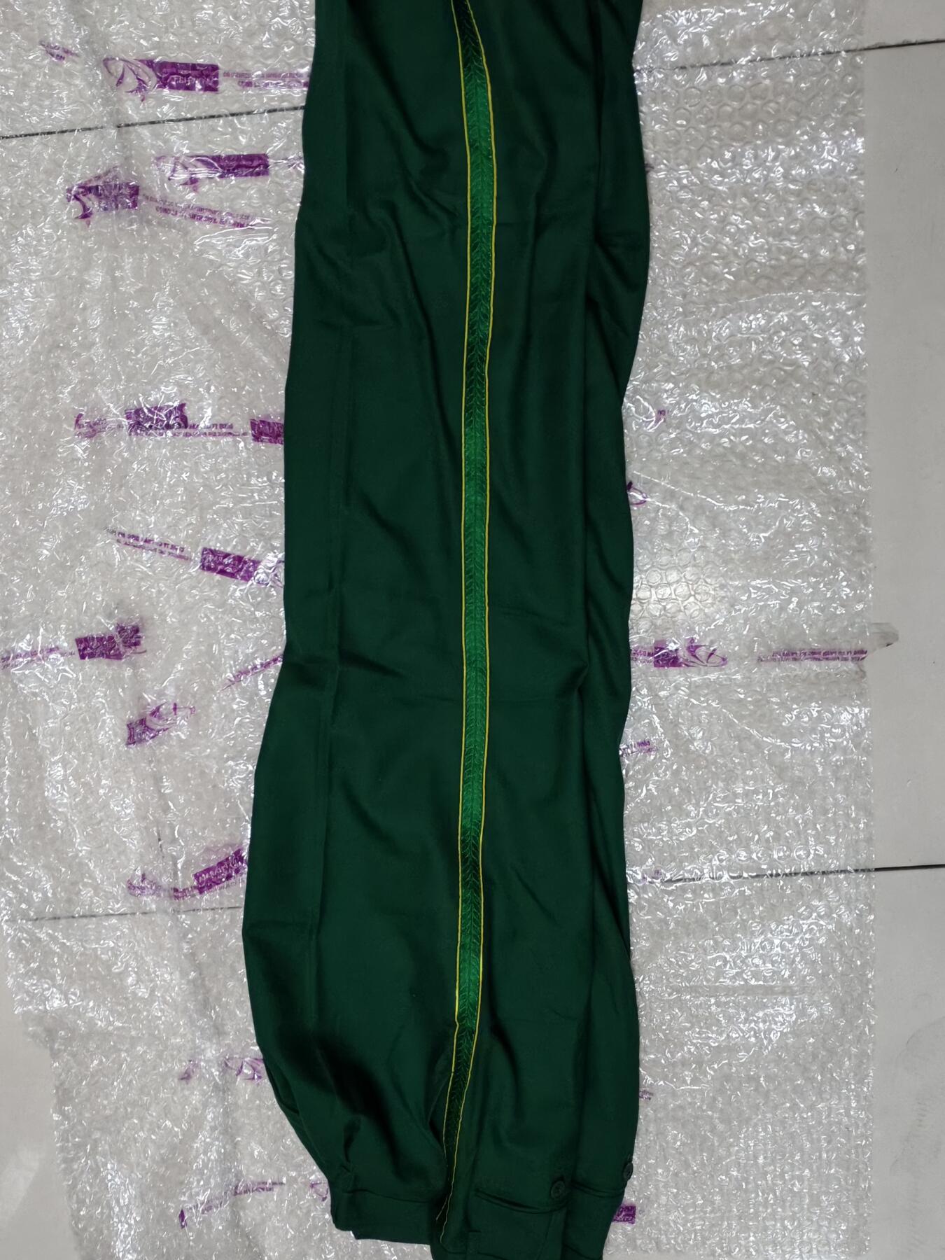 韵星假日拍卖第二十七期 -- Rimey Holidays Auction 27 越南社会主义共和国边防军大全套 大尉军衔 配饰齐全带衬衫和领带 非常少见的军种 很稀有 因地理政治位置特殊 故该军种也为高风险类