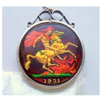 英国1951年 经典屠龙马剑乔治六世珐琅彩镀金高浮雕精制币章吊坠 带银环 40MM - 英国1951年 经典屠龙马剑乔治六世珐琅彩镀金高浮雕精制币章吊坠 带银环 40MM