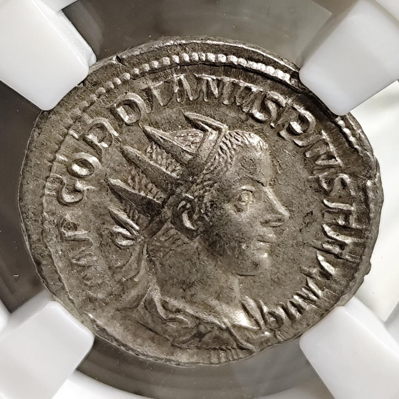 希腊罗马丝路打制币化石【中外钱币放漏】专场！陆小鱼的钱币仓，限时拍卖第080场 古罗马 戈尔迪安三世银币/阿波罗持树枝倚竖琴坐像