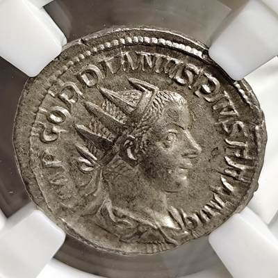 希腊罗马丝路打制币化石【中外钱币放漏】专场！陆小鱼的钱币仓，限时拍卖第080场 - 古罗马 戈尔迪安三世银币/阿波罗持树枝倚竖琴坐像