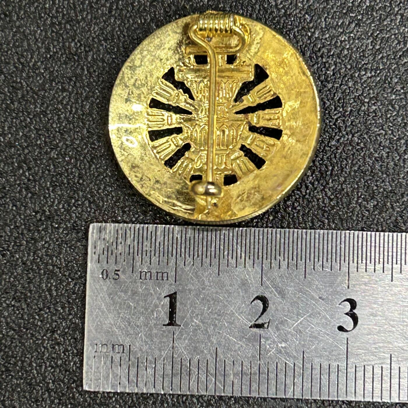 西秦中古拍卖第六十二期 泰国法政大学校徽 1934年6月27日法政大学在曼谷湄南河岸正式成立，是泰国第二古老的大学。该大学的创始人Pridi Banomyong教授最初将国立法政大学命名为“伦理和政治大学”，反映了其主要使命是为公民提供法律和政治学科的高等教育，并为泰国人民建立新的民主制度提供帮助。
